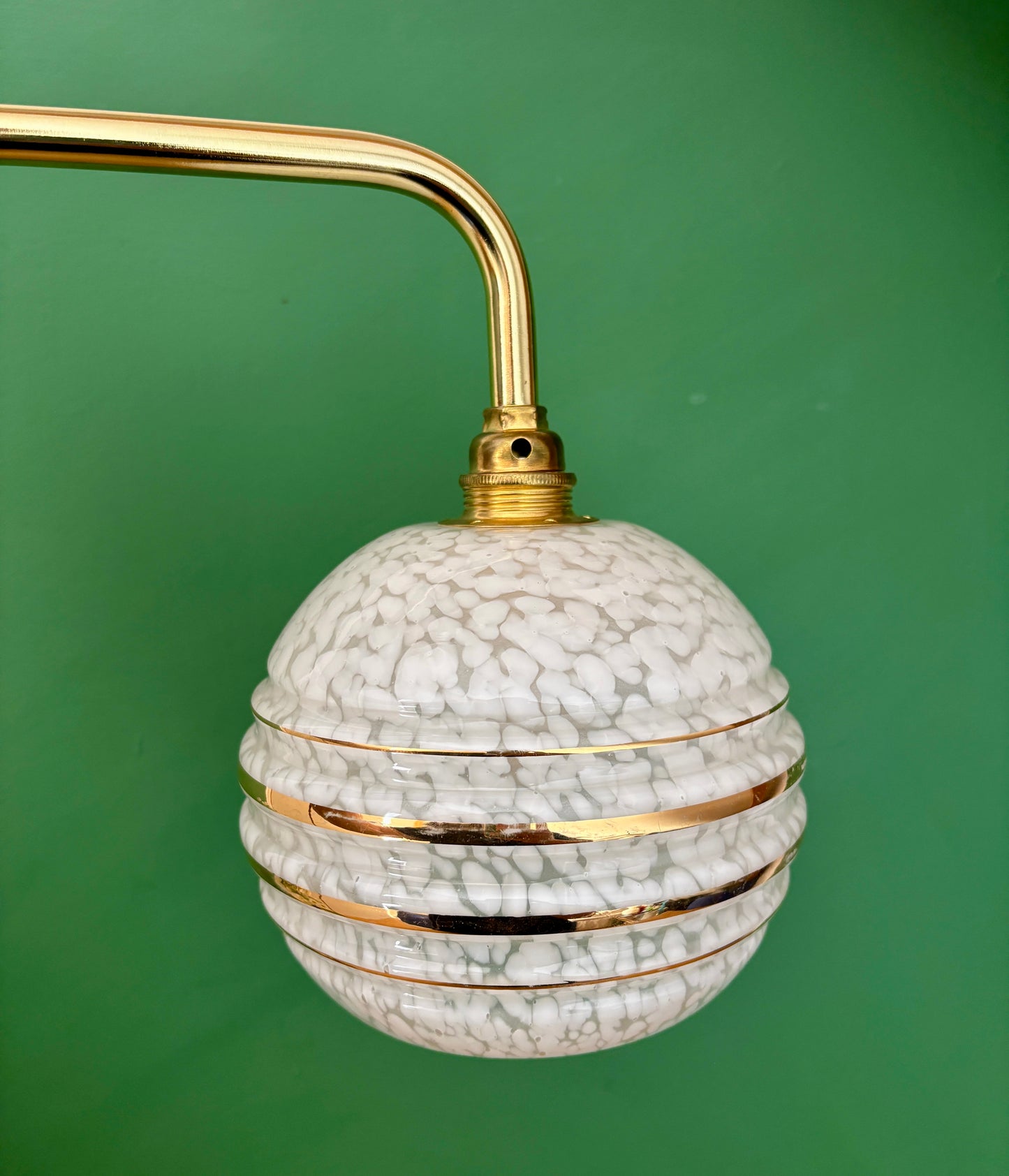 Applique coudée globe vintage en verre de Clichy blanc et doré