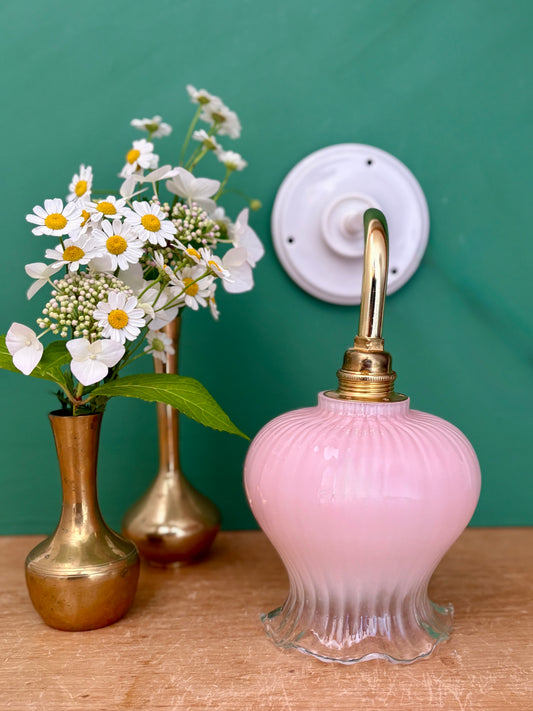 Applique coudée globe vintage en verre rose et transparent