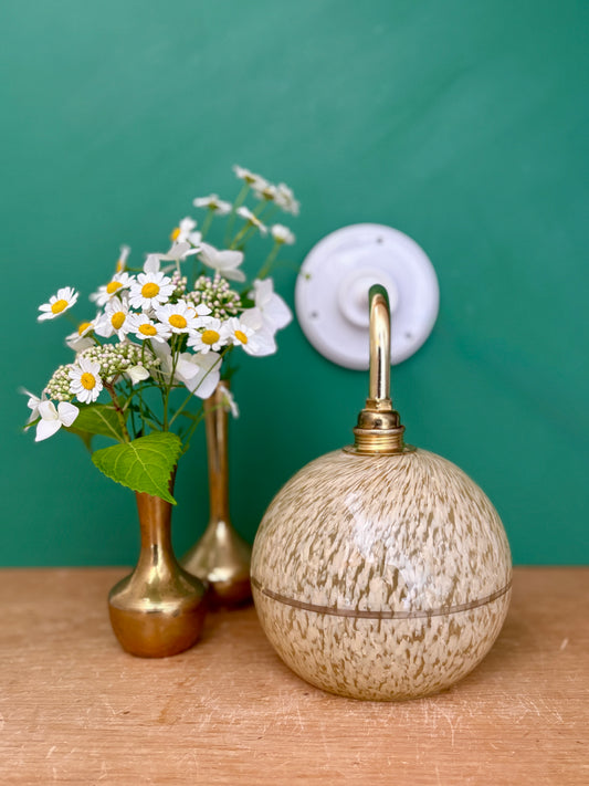 Applique coudée globe vintage en verre de Clichy jaune et argent