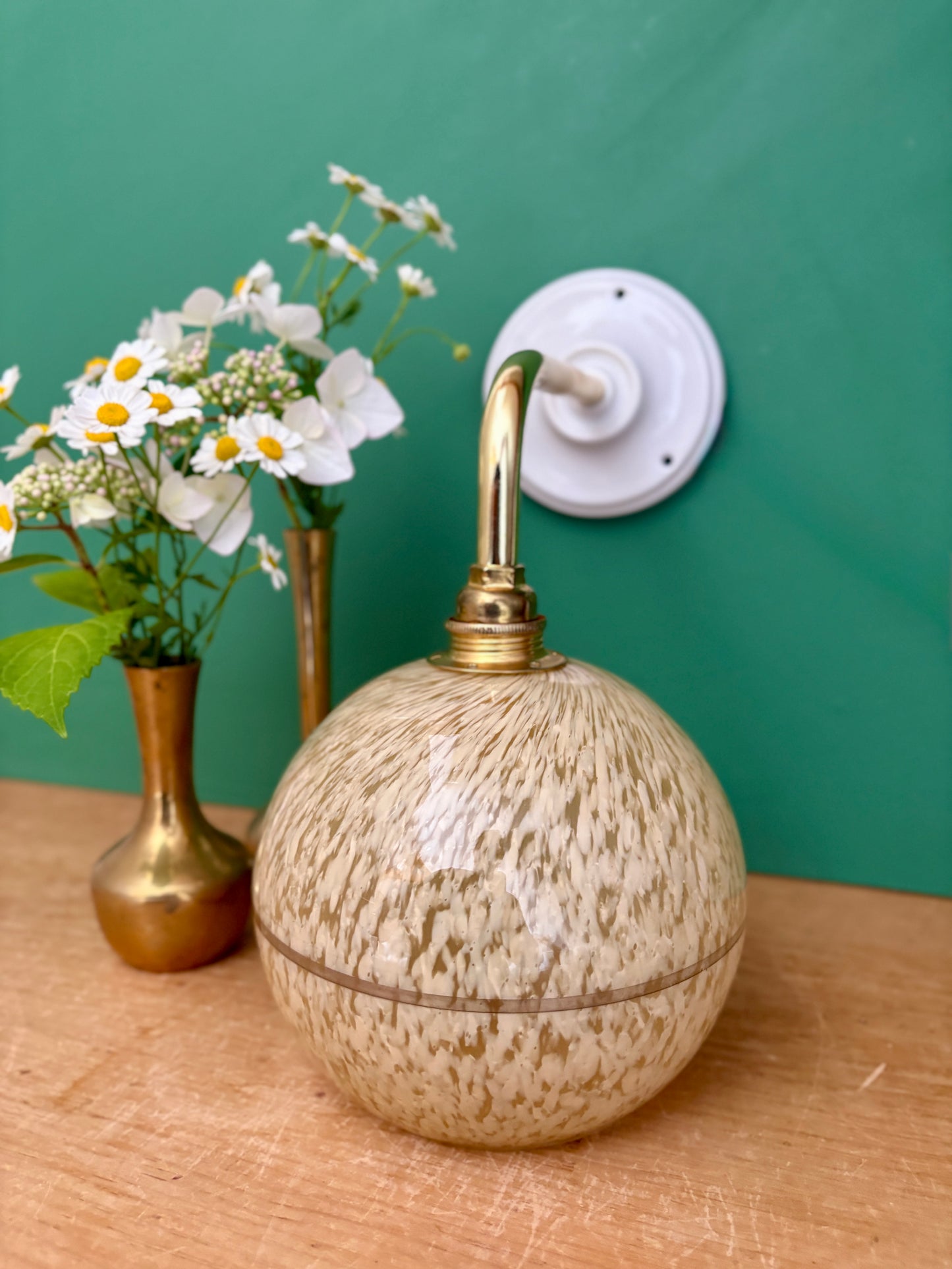 Applique coudée globe vintage en verre de Clichy jaune et argent