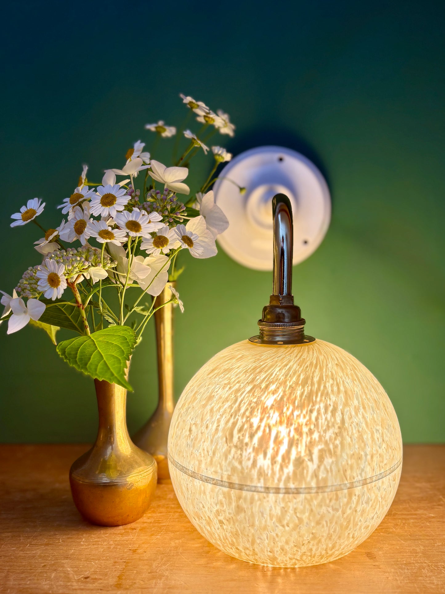 Applique coudée globe vintage en verre de Clichy jaune et argent