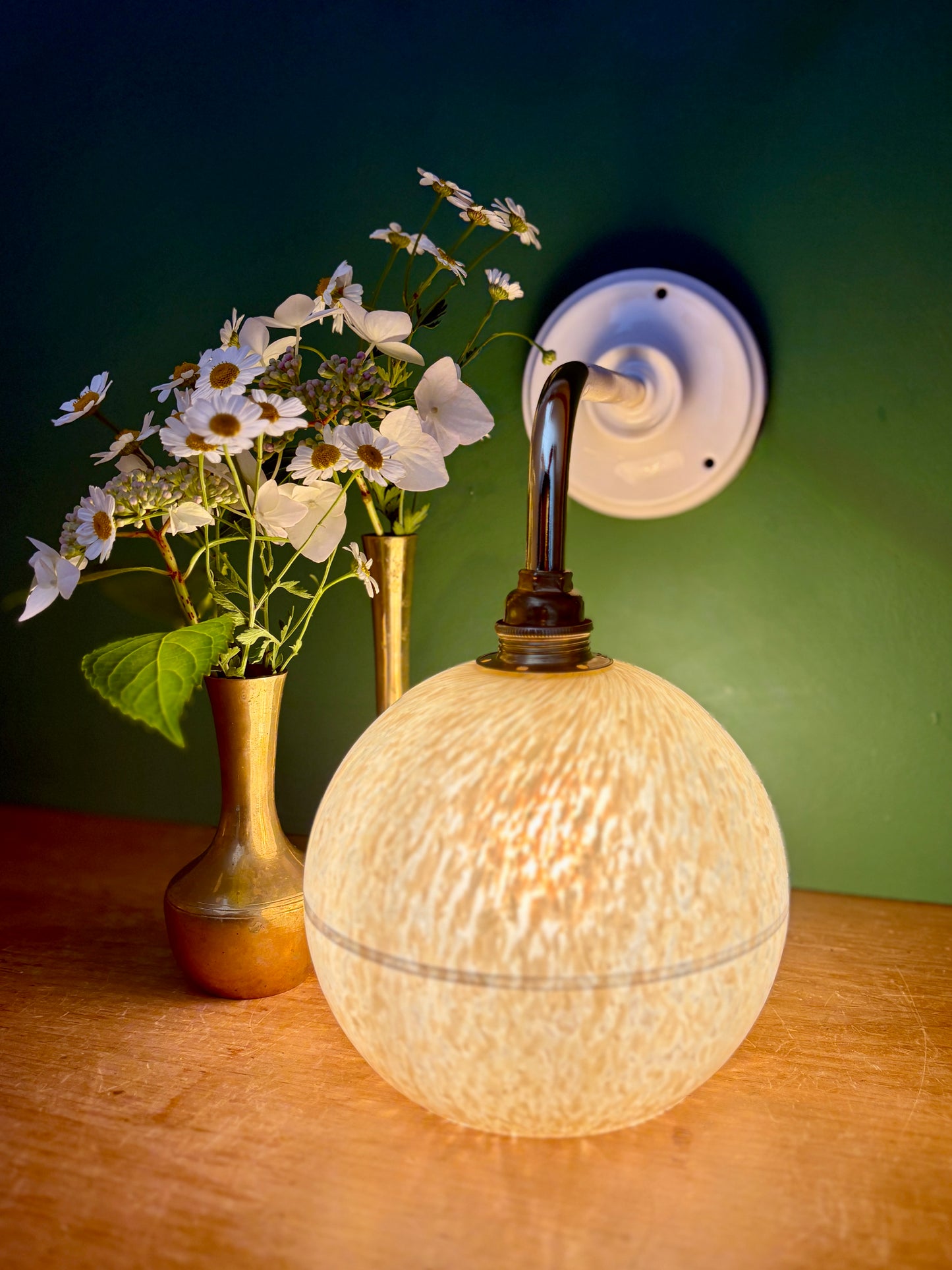 Applique coudée globe vintage en verre de Clichy jaune et argent