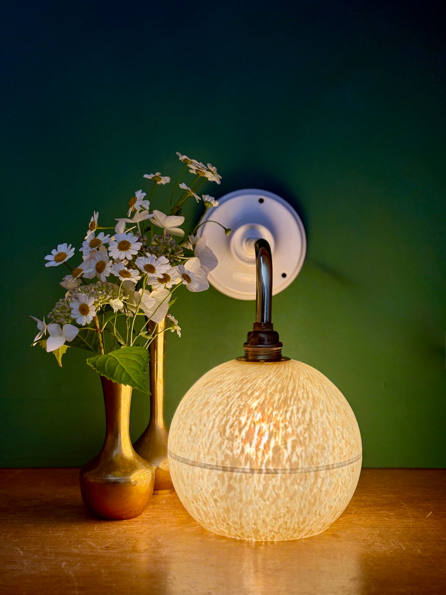 Applique coudée globe vintage en verre de Clichy jaune et argent