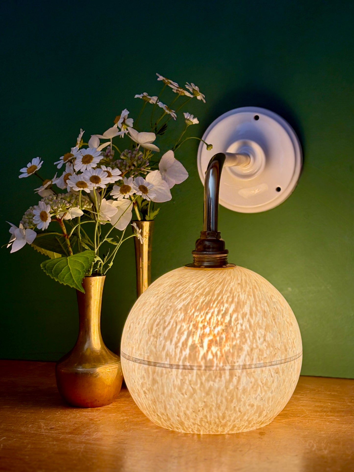 Applique coudée globe vintage en verre de Clichy jaune et argent