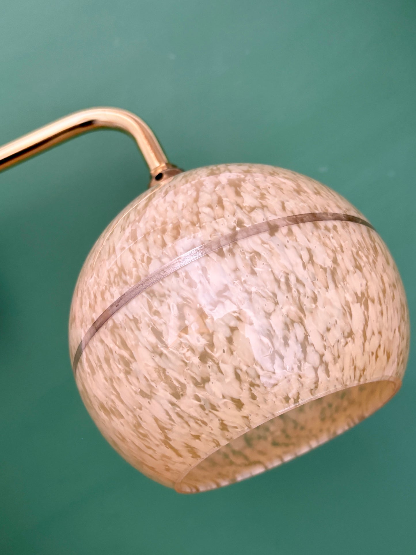 Applique coudée globe vintage en verre de Clichy jaune et argent