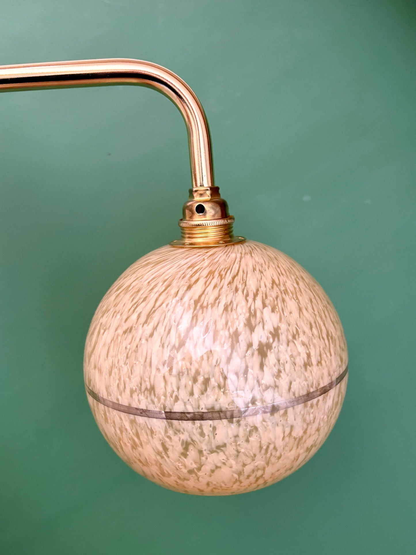 Applique coudée globe vintage en verre de Clichy jaune et argent