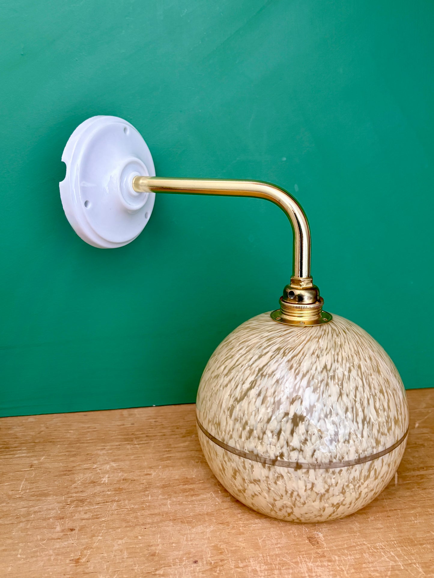 Applique coudée globe vintage en verre de Clichy jaune et argent