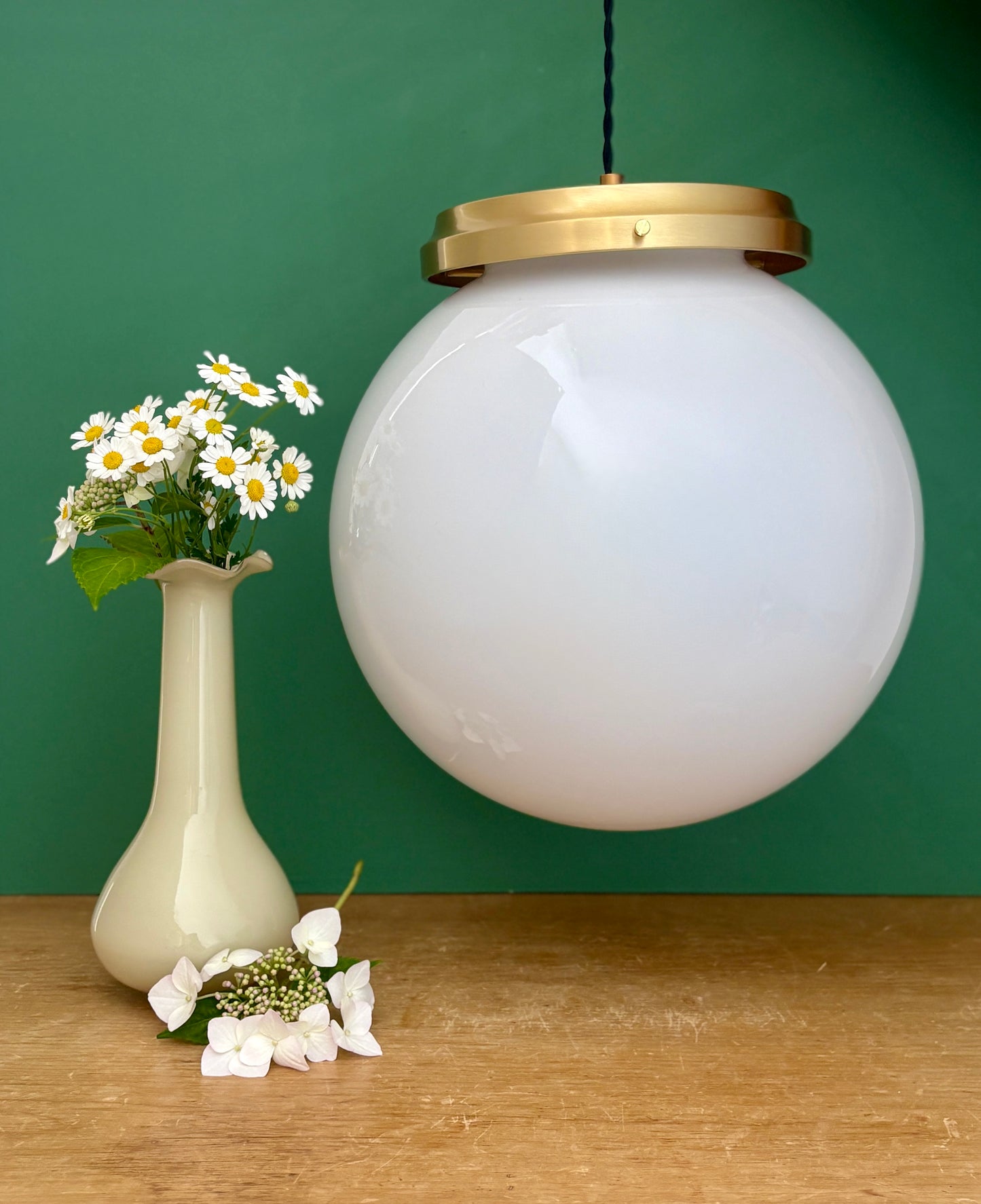 Suspension globe vintage XL en opaline blanche