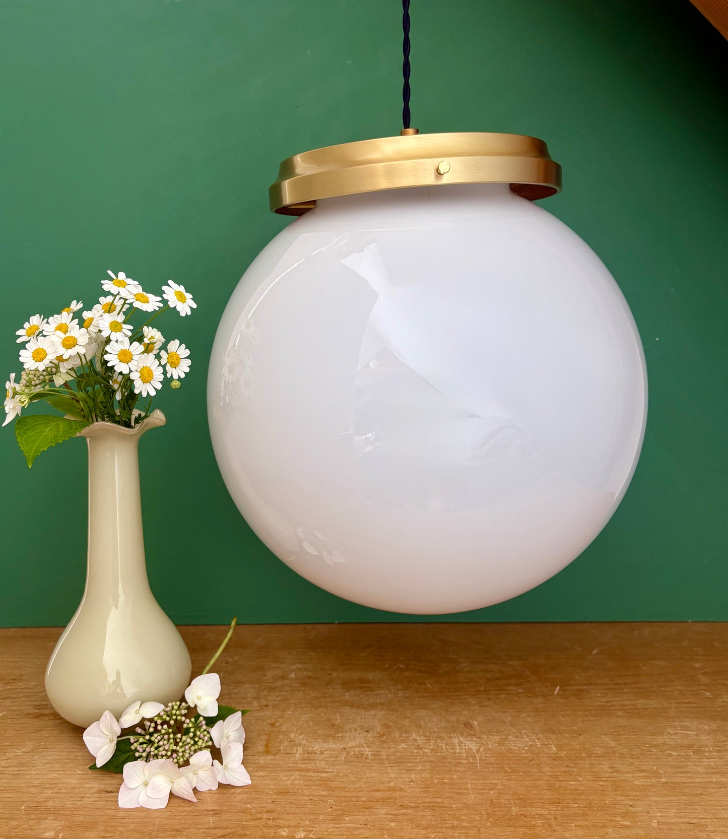 Suspension globe vintage XL en opaline blanche