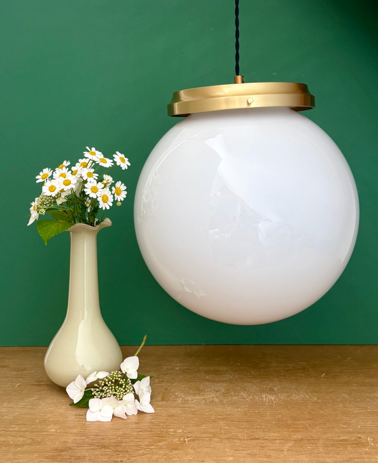 Suspension globe vintage XL en opaline blanche