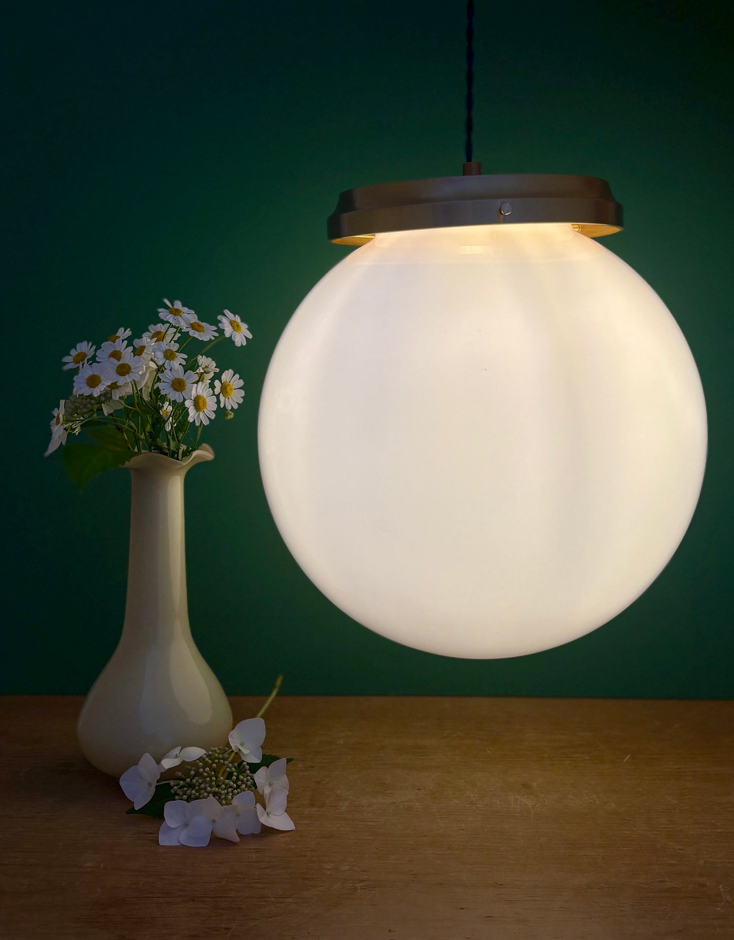 Suspension globe vintage XL en opaline blanche