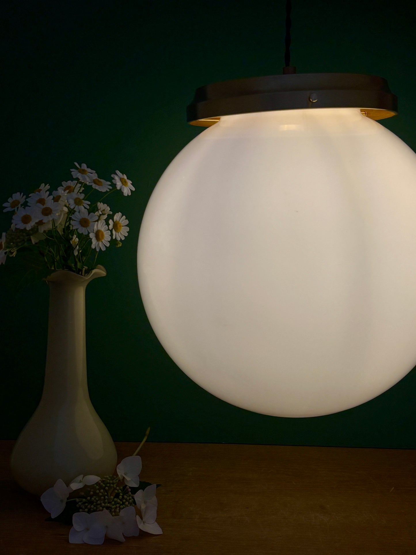 Suspension globe vintage XL en opaline blanche