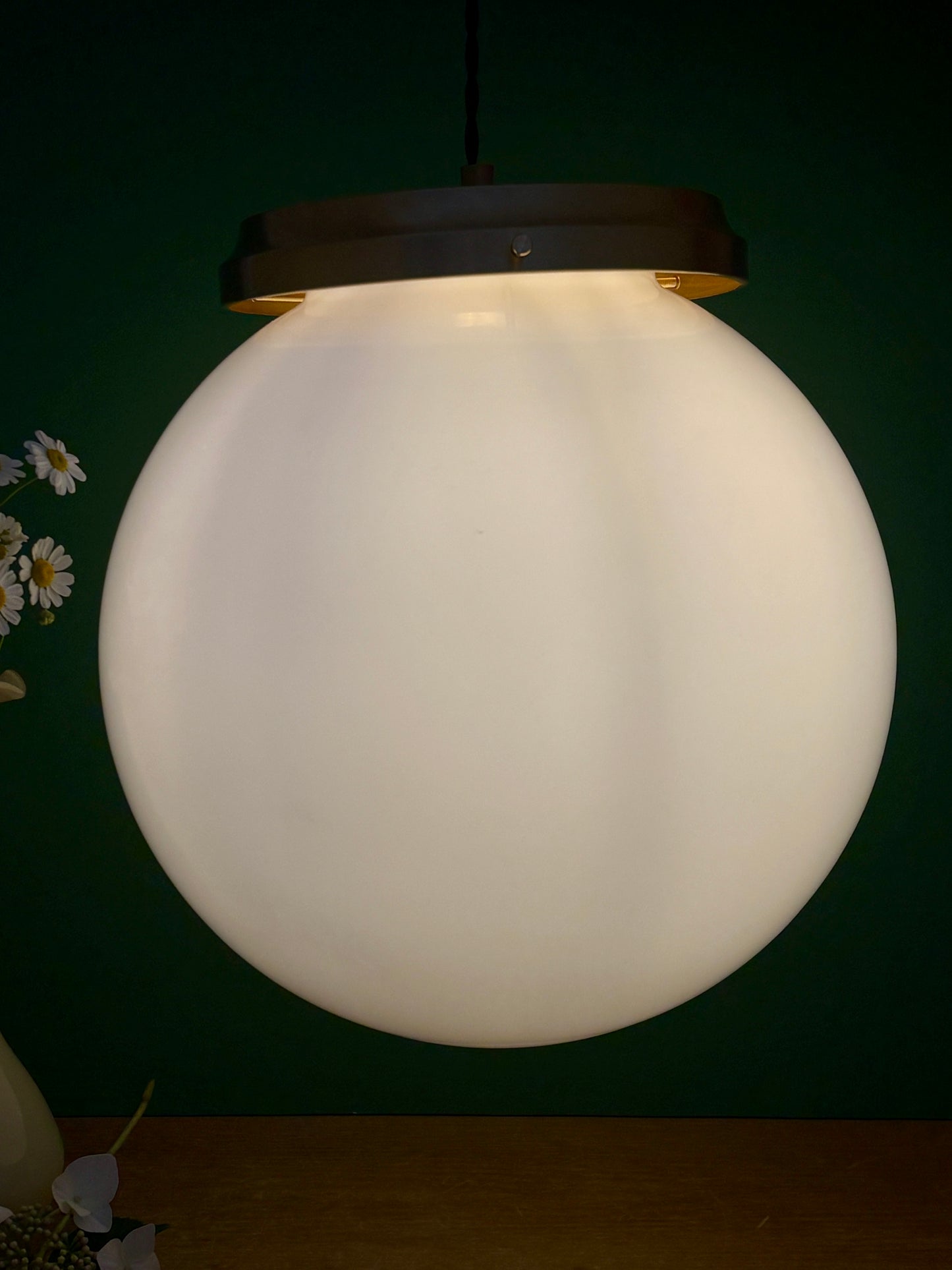 Suspension globe vintage XL en opaline blanche