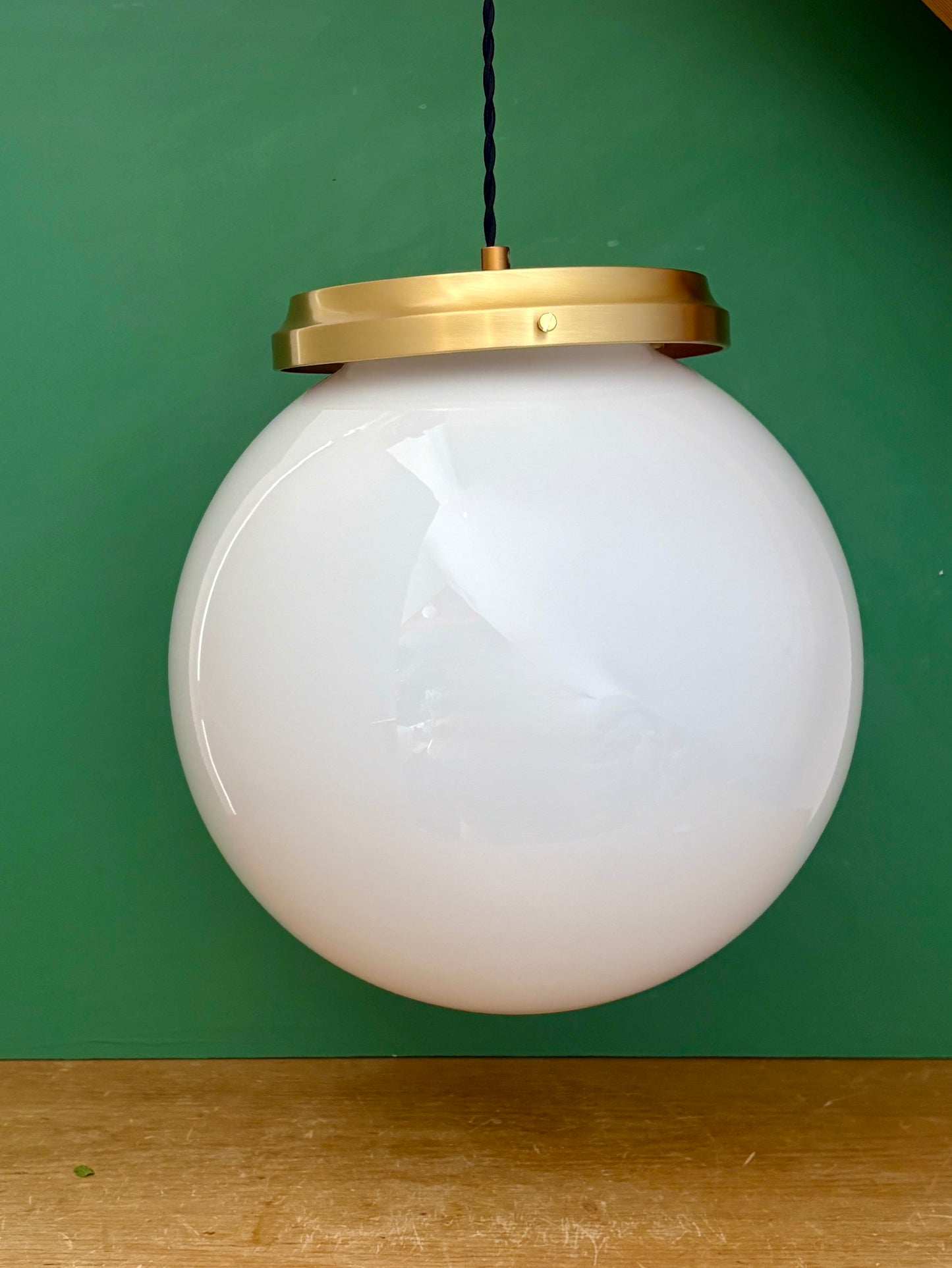 Suspension globe vintage XL en opaline blanche