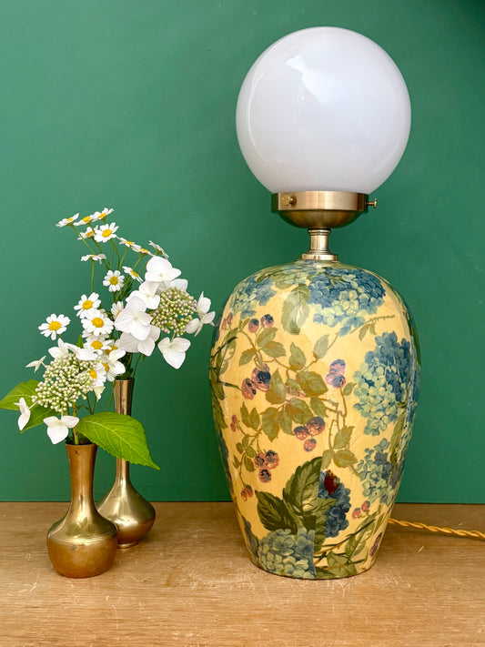 Lampe à poser  vintage décors de fleurs et opaline blanche