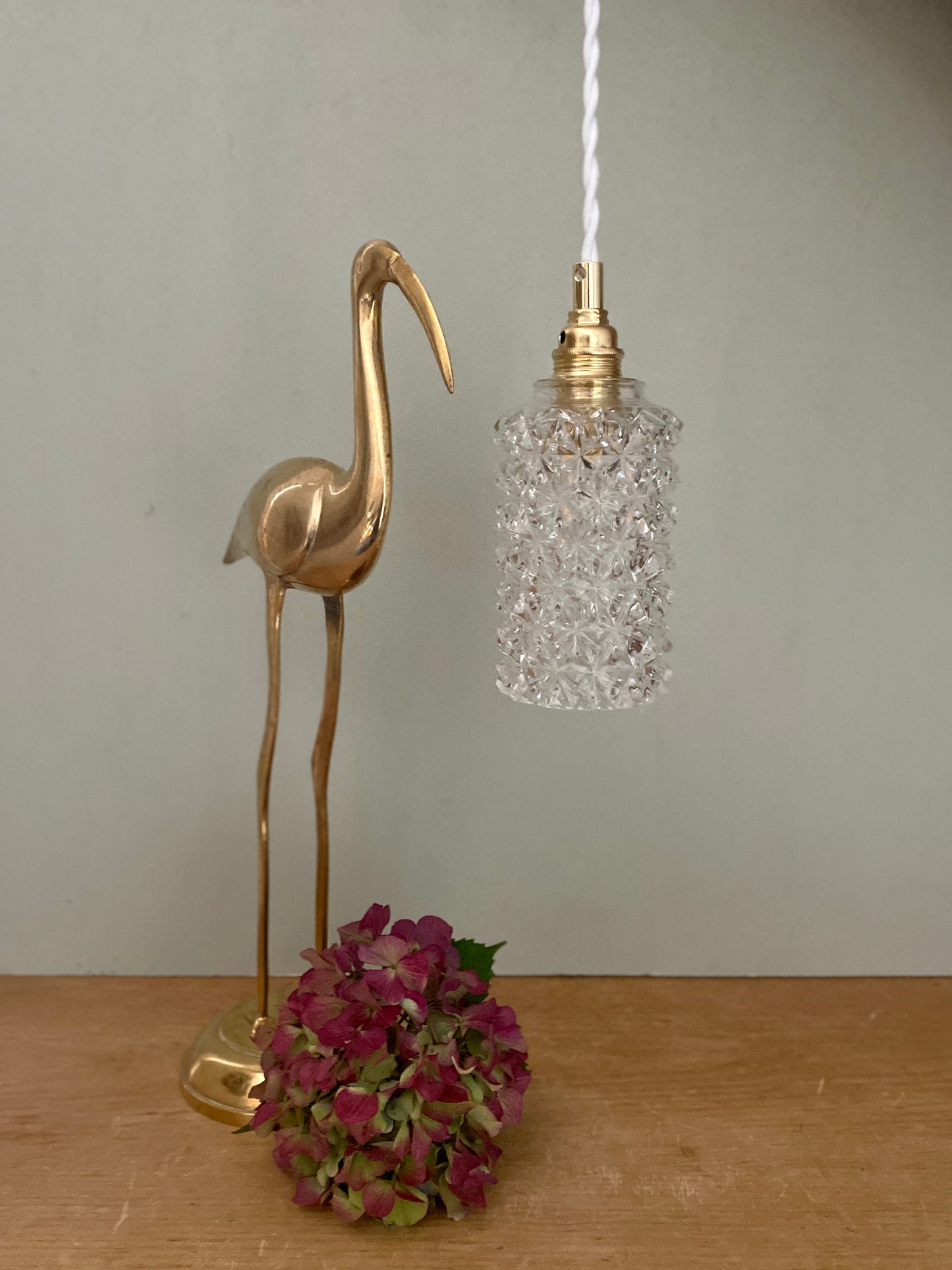 Suspension globe vintage en verre moulé