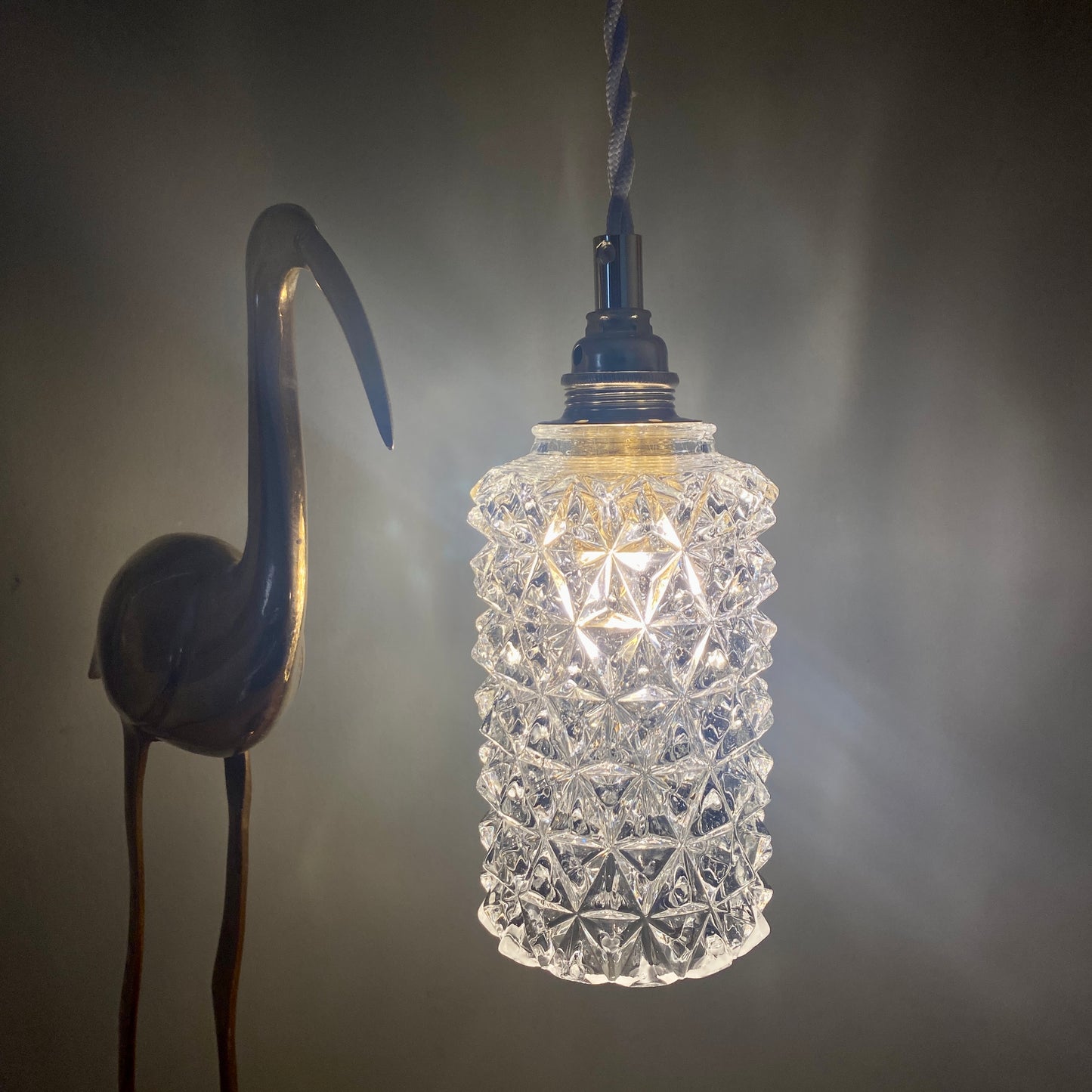 Suspension globe vintage en verre moulé