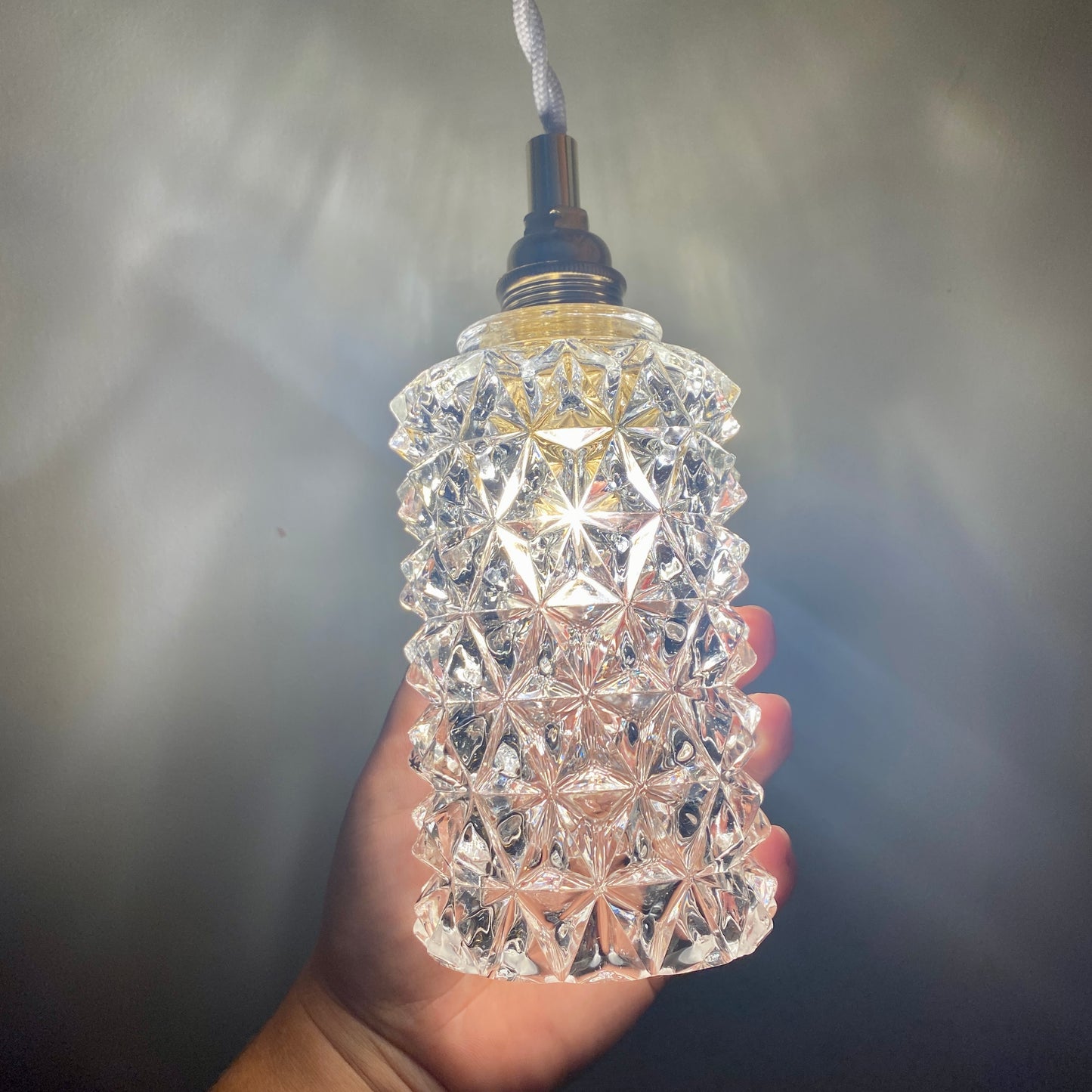 Suspension globe vintage en verre moulé