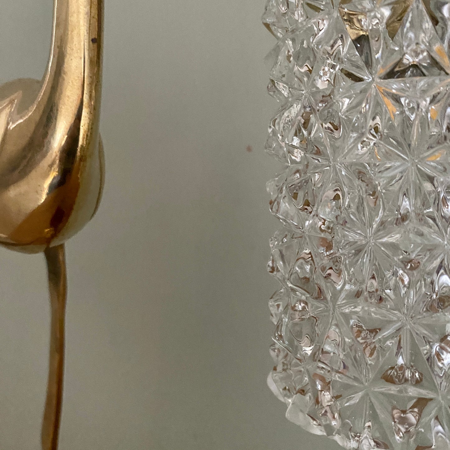 Suspension globe vintage en verre moulé