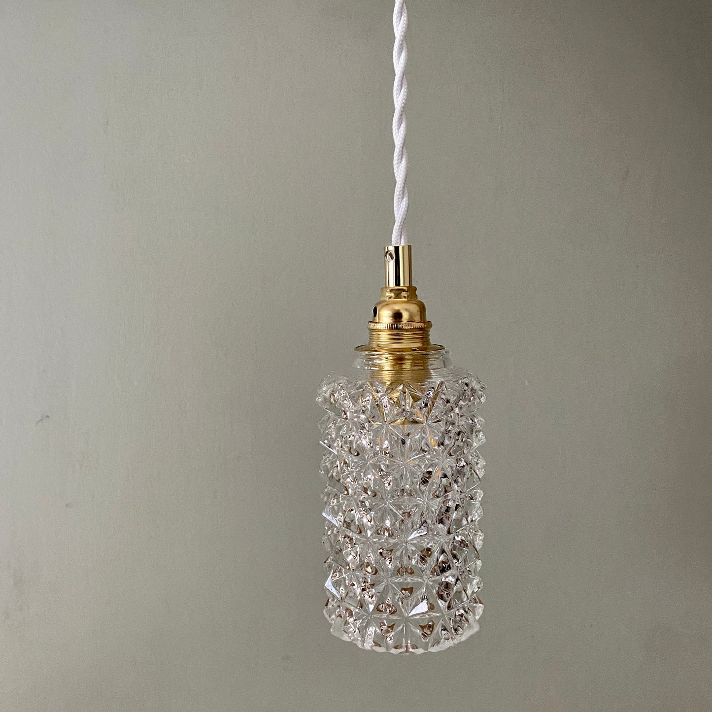 Suspension globe vintage en verre moulé