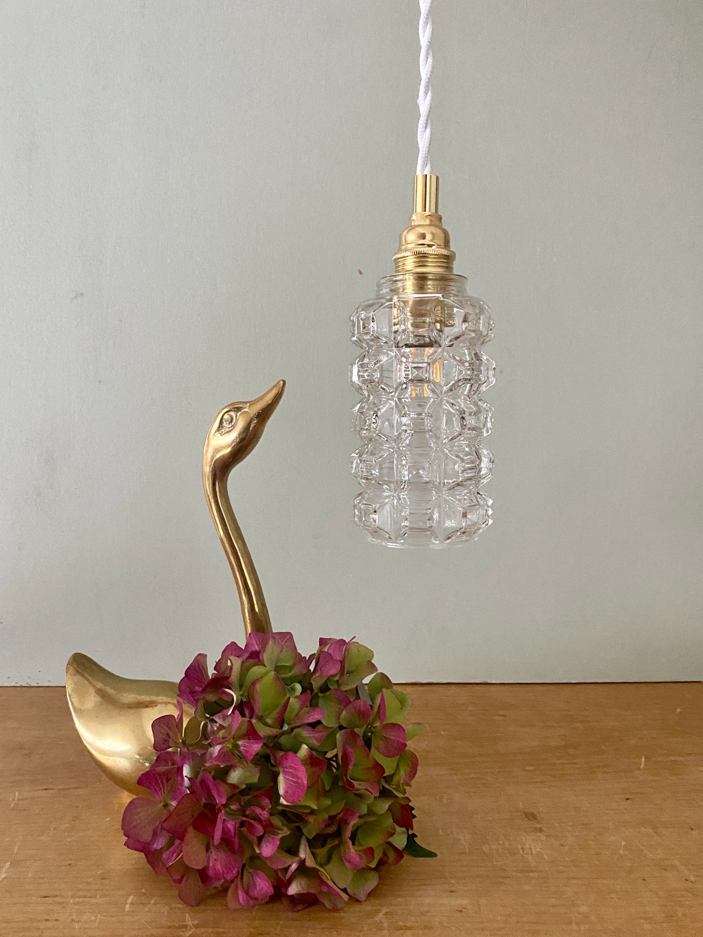 Suspension globe vintage en verre moulé