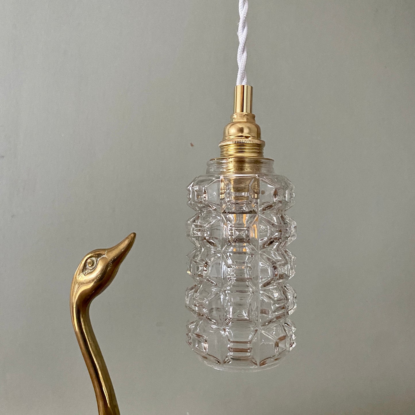 Suspension globe vintage en verre moulé