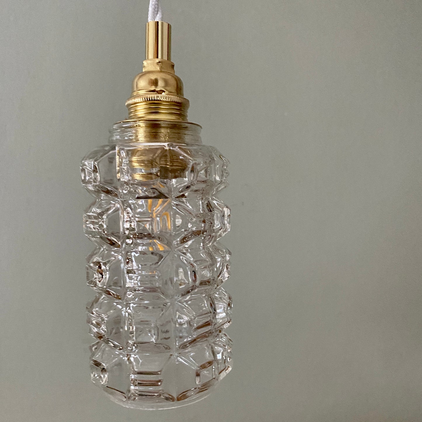 Suspension globe vintage en verre moulé