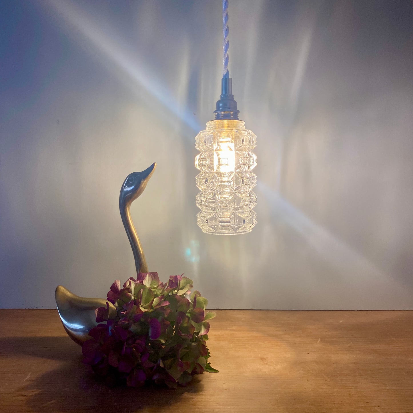 Suspension globe vintage en verre moulé