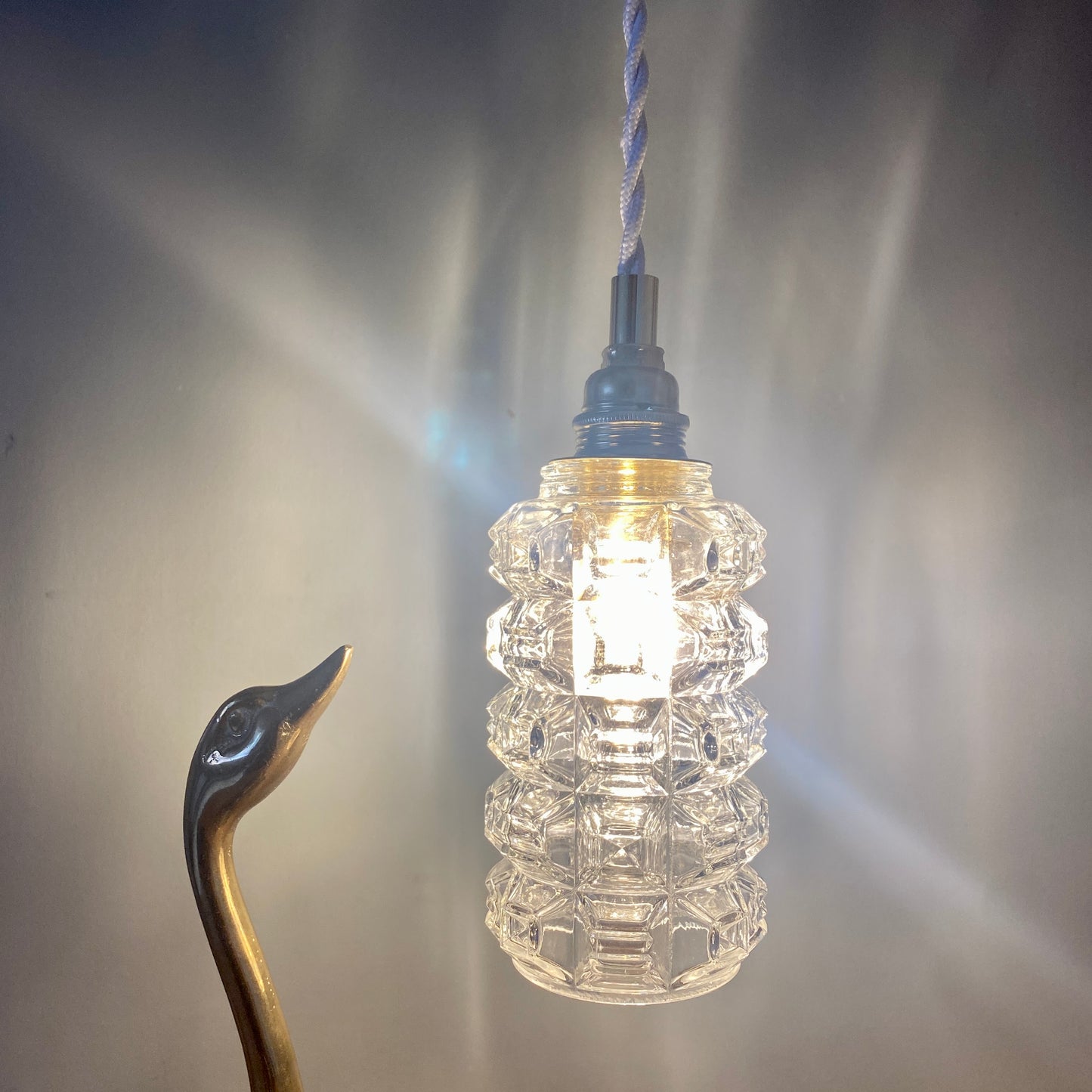 Suspension globe vintage en verre moulé