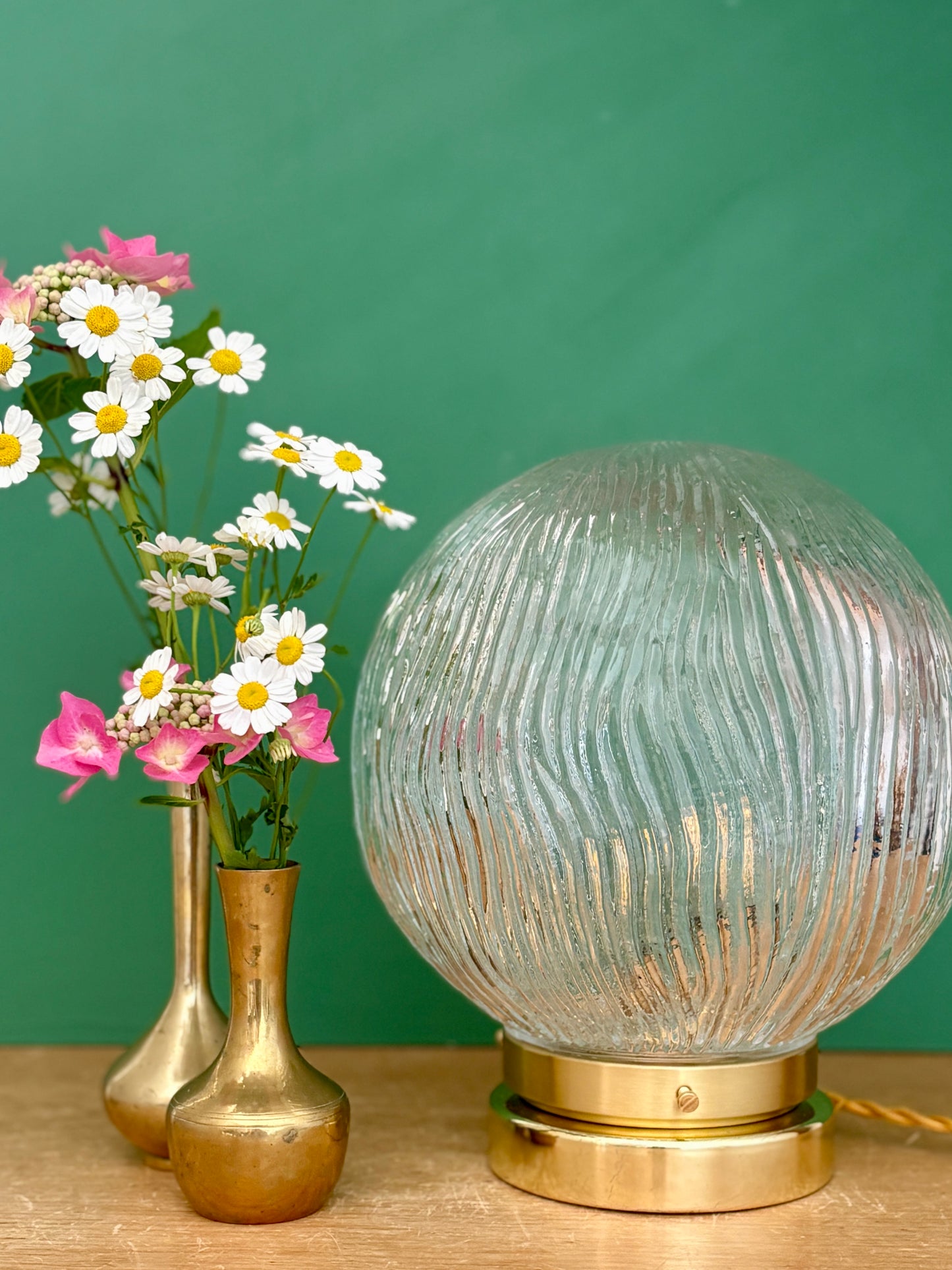 Lampe à poser globe vintage en verre strié