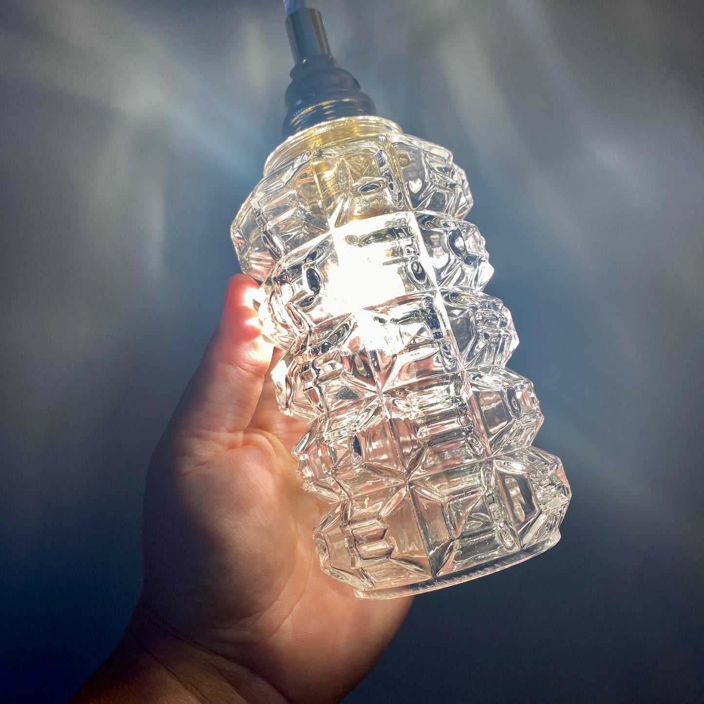 Suspension globe vintage en verre moulé