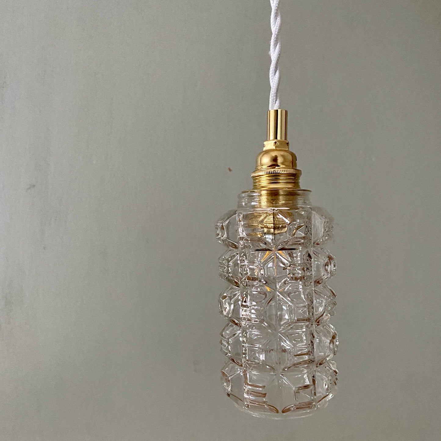 Suspension globe vintage en verre moulé