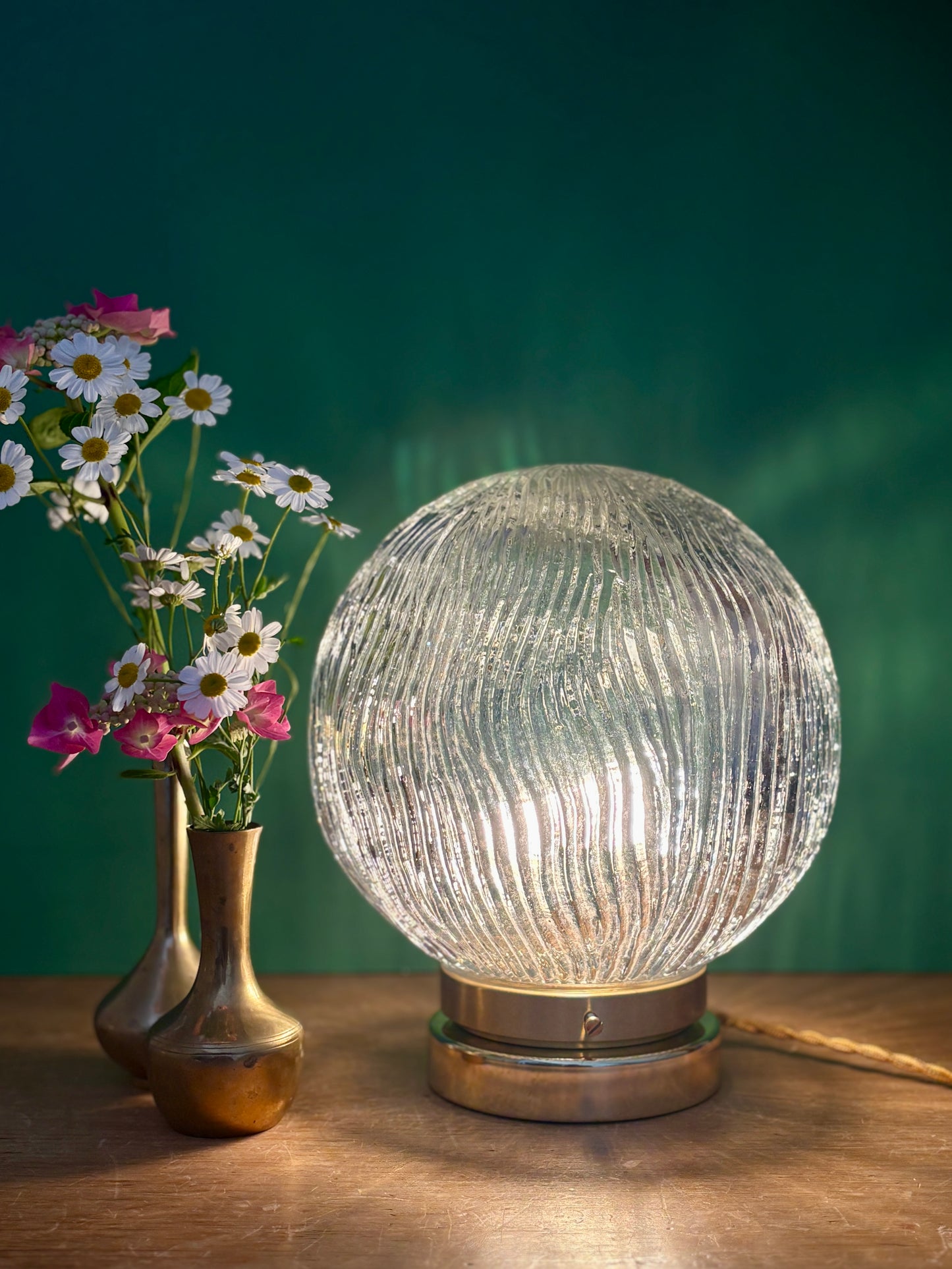Lampe à poser globe vintage en verre strié