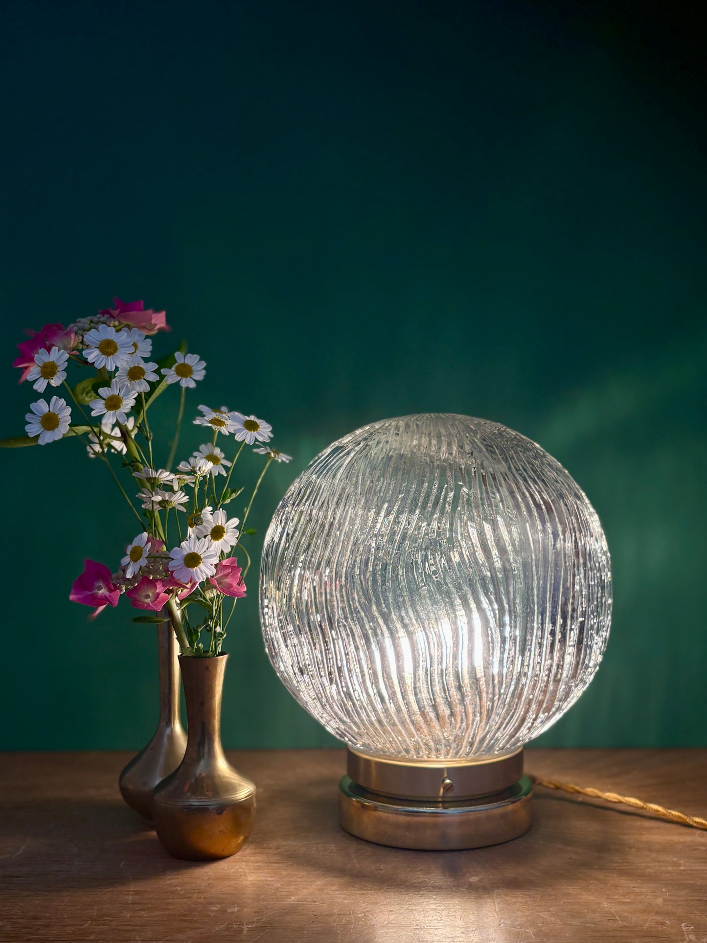 Lampe à poser globe vintage en verre strié