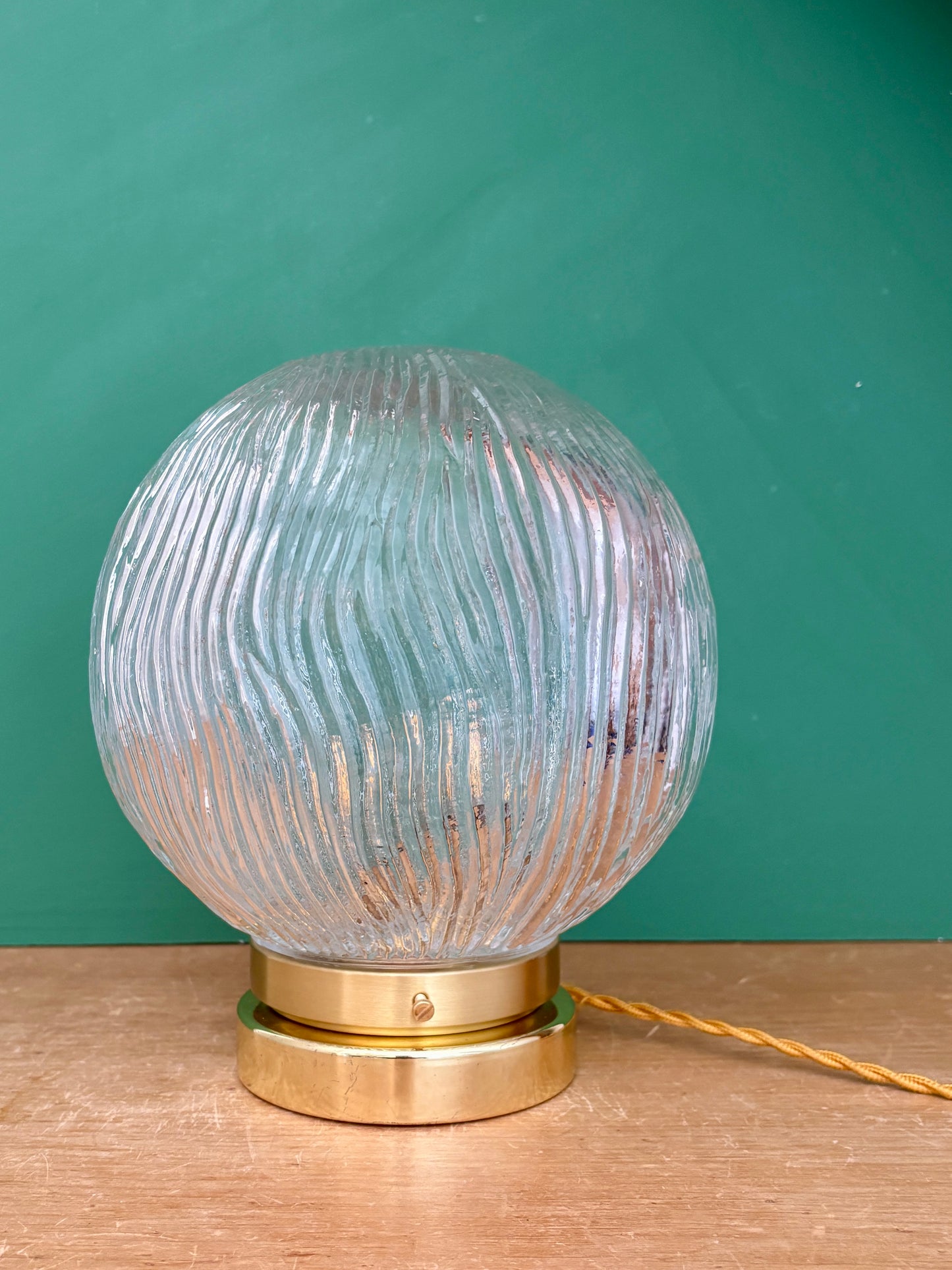 Lampe à poser globe vintage en verre strié