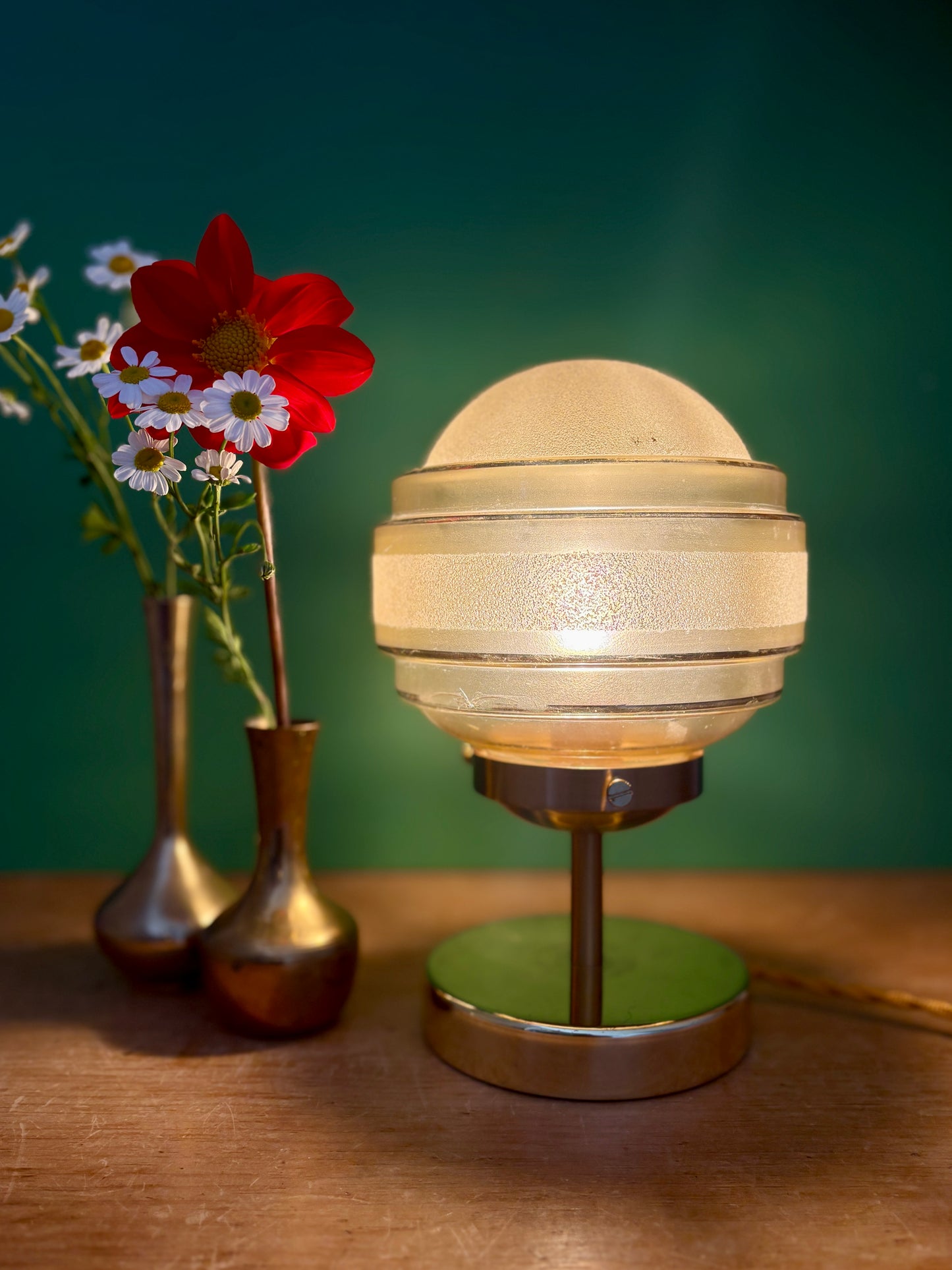 Lampe à poser globe vintage en verre granité jaune et or