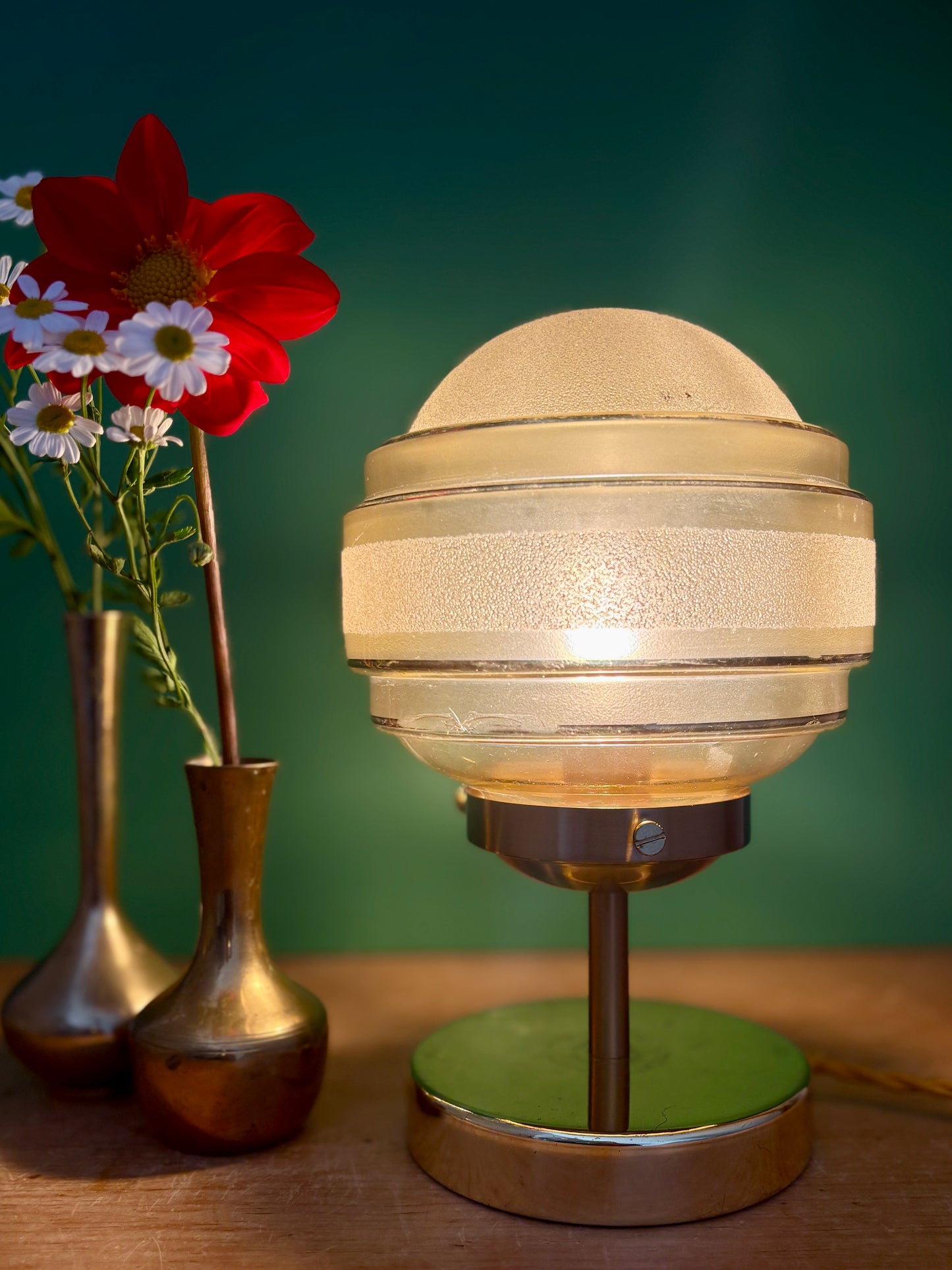 Lampe à poser globe vintage en verre granité jaune et or