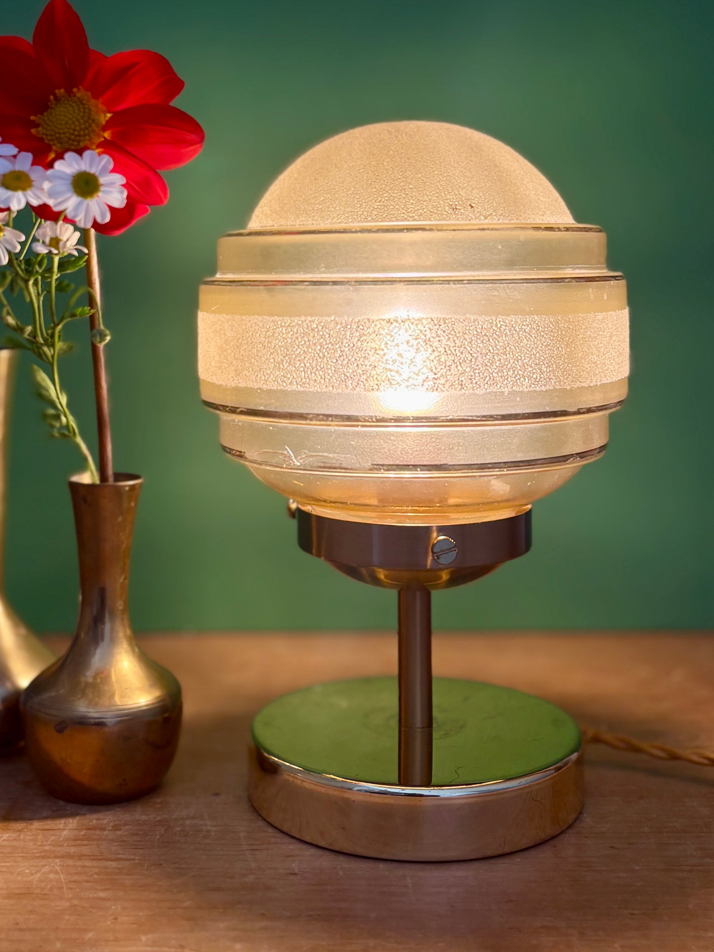 Lampe à poser globe vintage en verre granité jaune et or