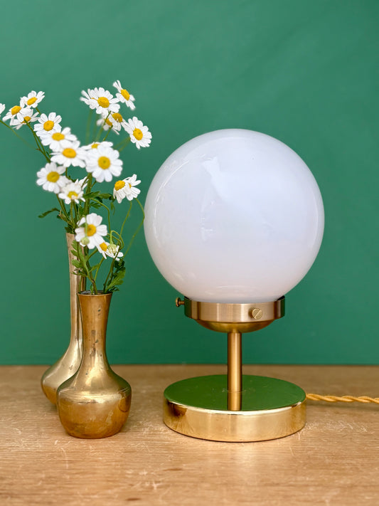 Lampe à poser globe vintage en opaline blanche