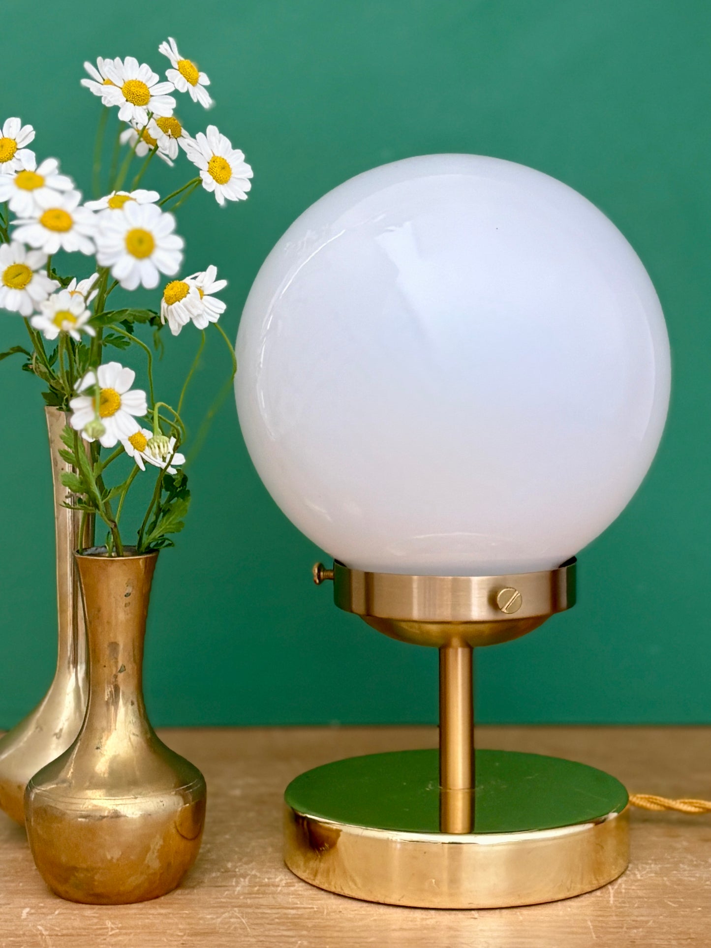 Lampe à poser globe vintage en opaline blanche