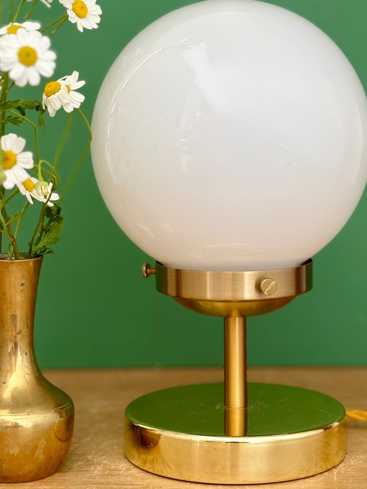 Lampe à poser globe vintage en opaline blanche
