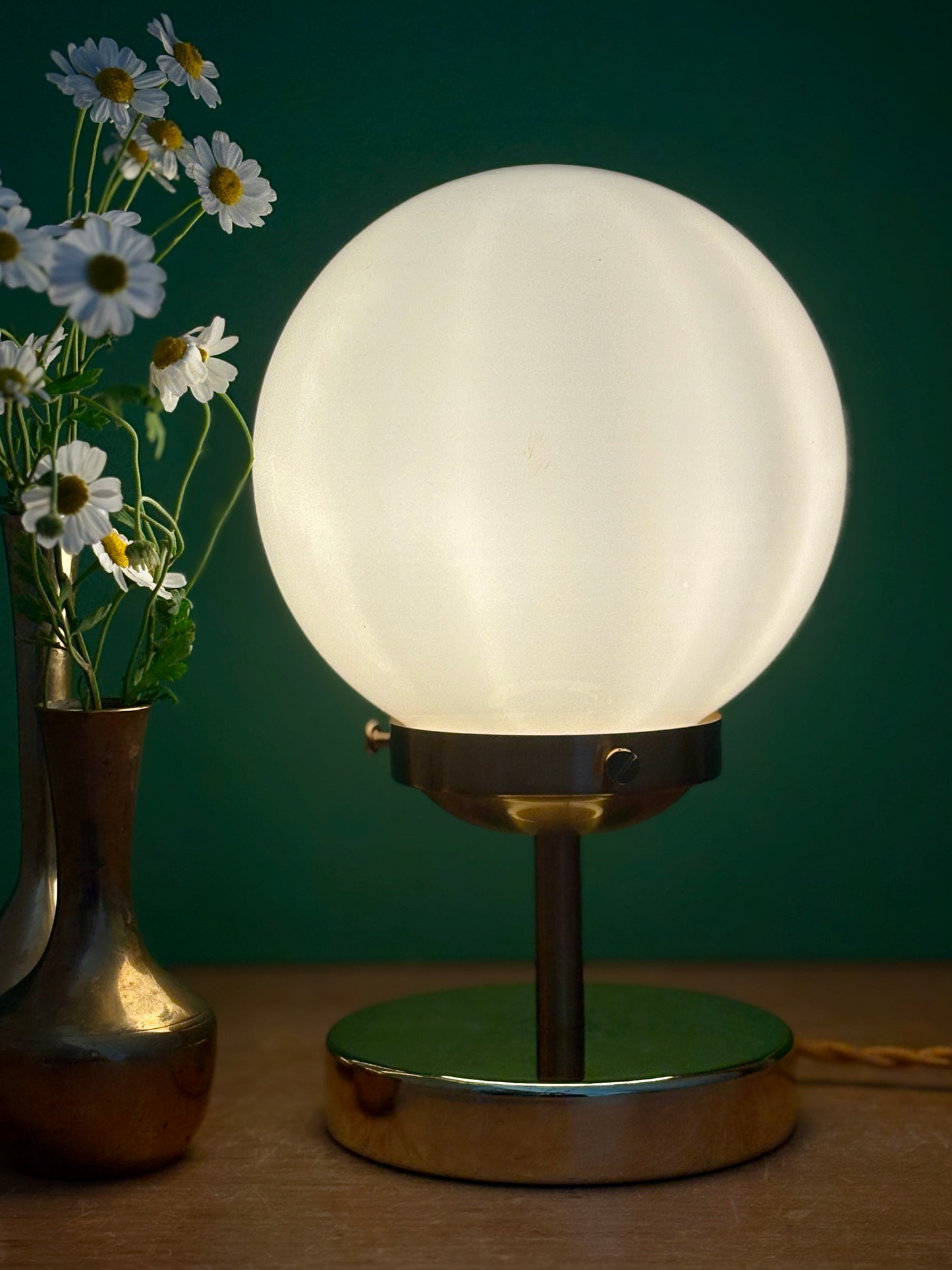 Lampe à poser globe vintage en opaline blanche