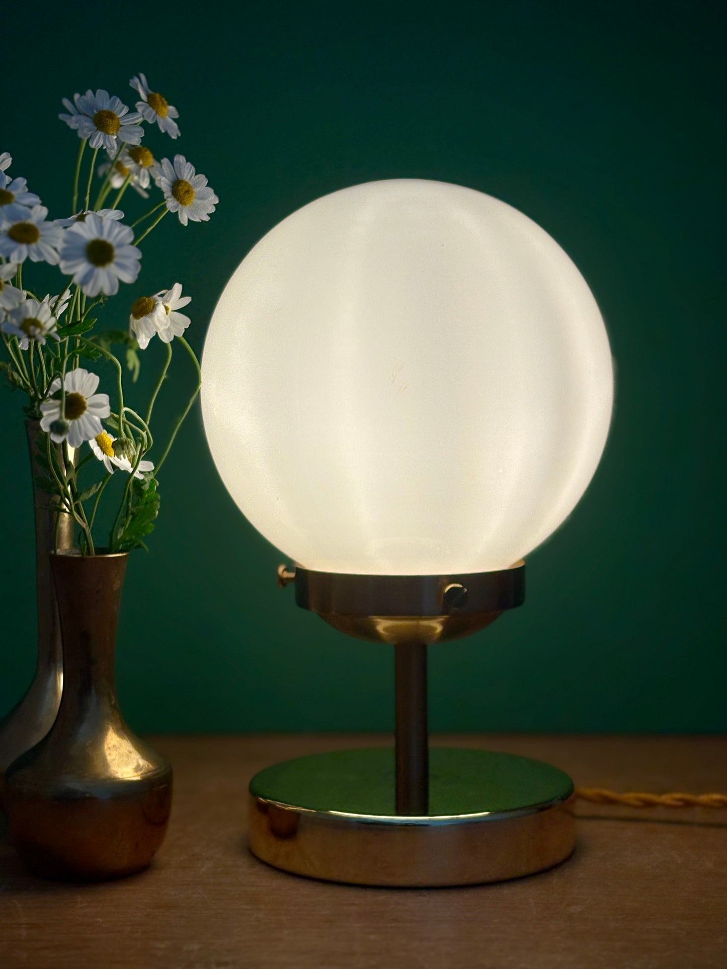 Lampe à poser globe vintage en opaline blanche
