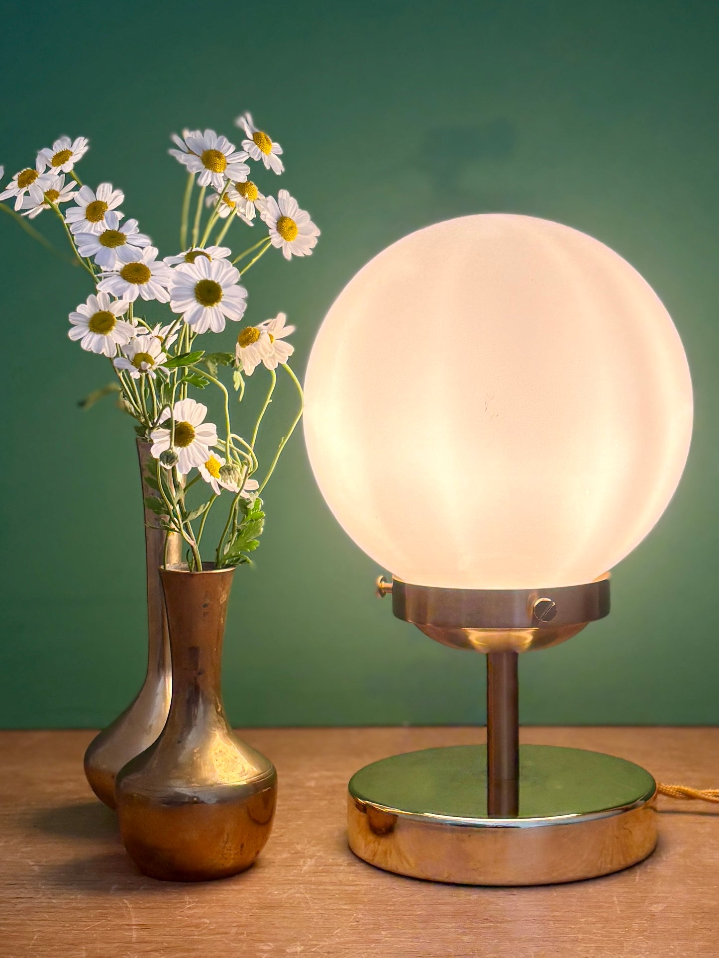 Lampe à poser globe vintage en opaline blanche