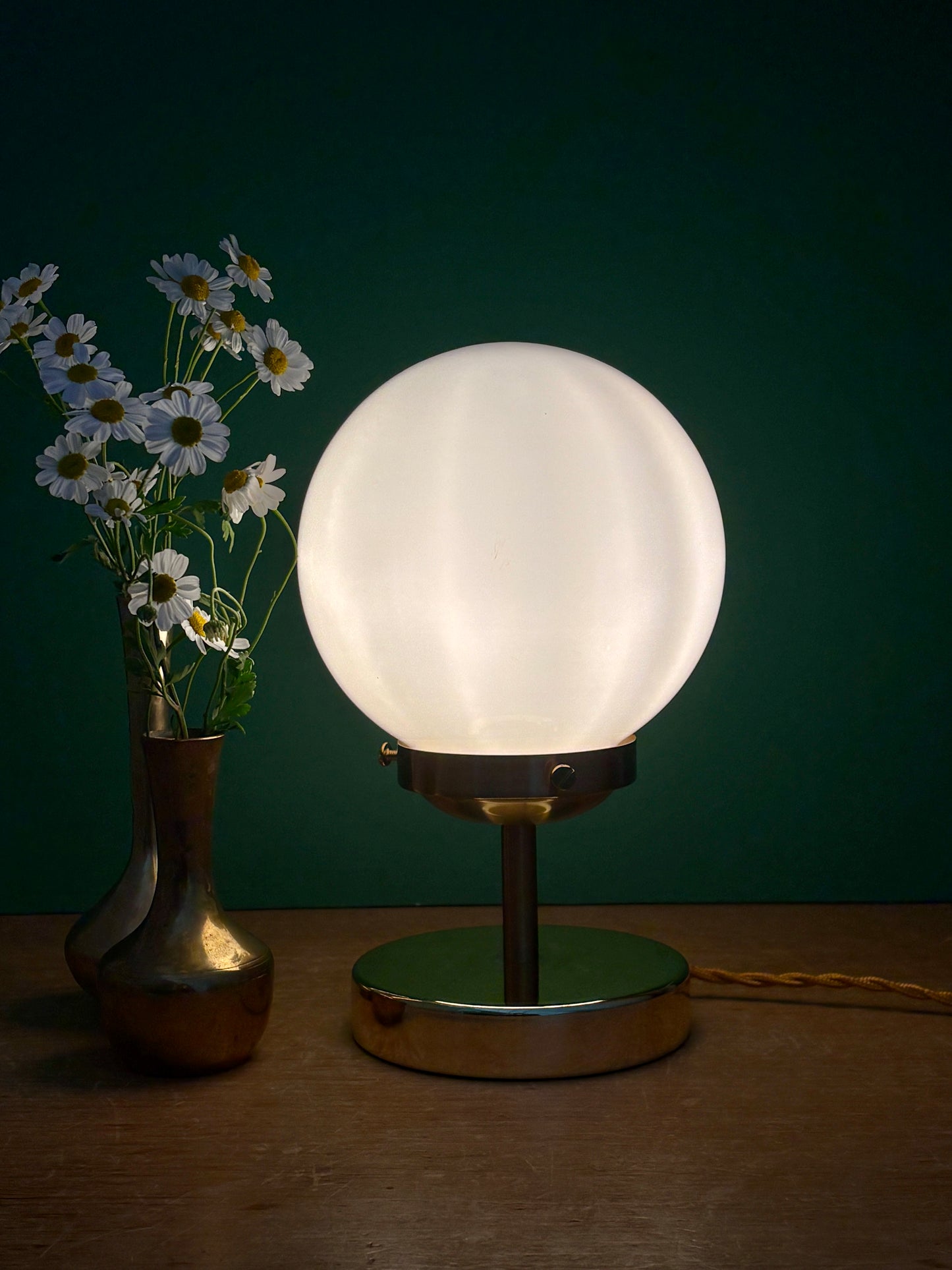 Lampe à poser globe vintage en opaline blanche
