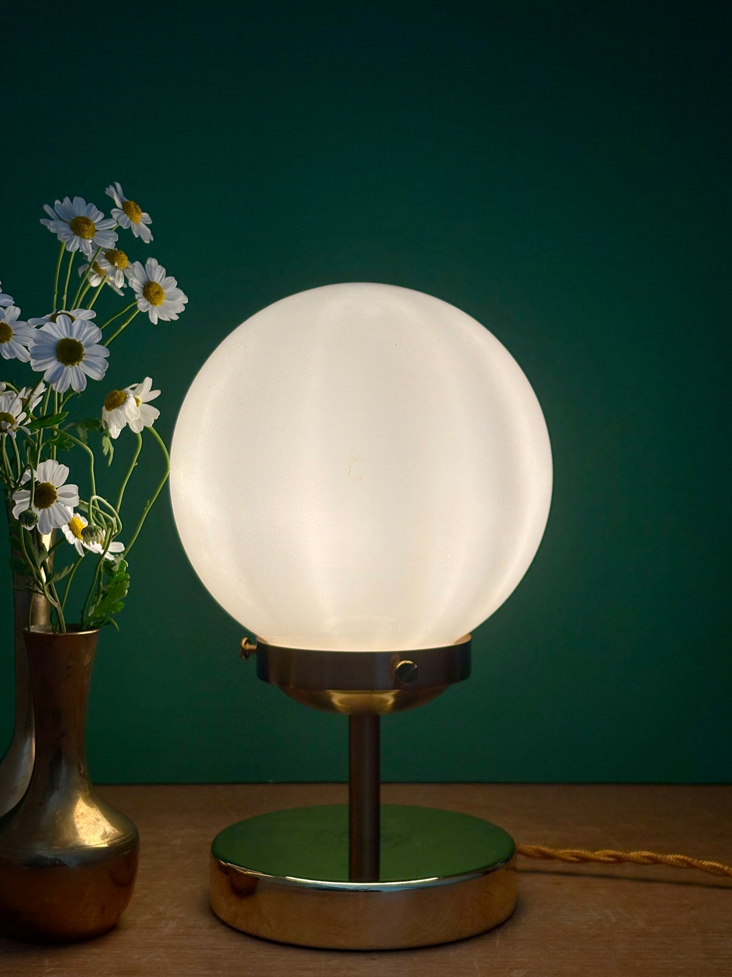 Lampe à poser globe vintage en opaline blanche