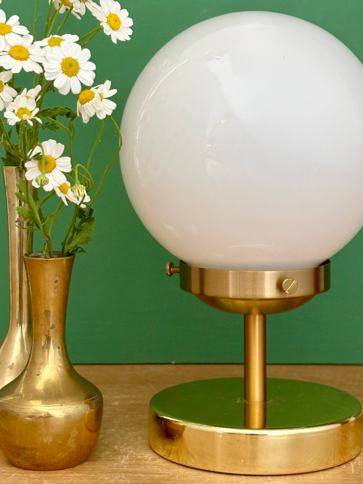 Lampe à poser globe vintage en opaline blanche