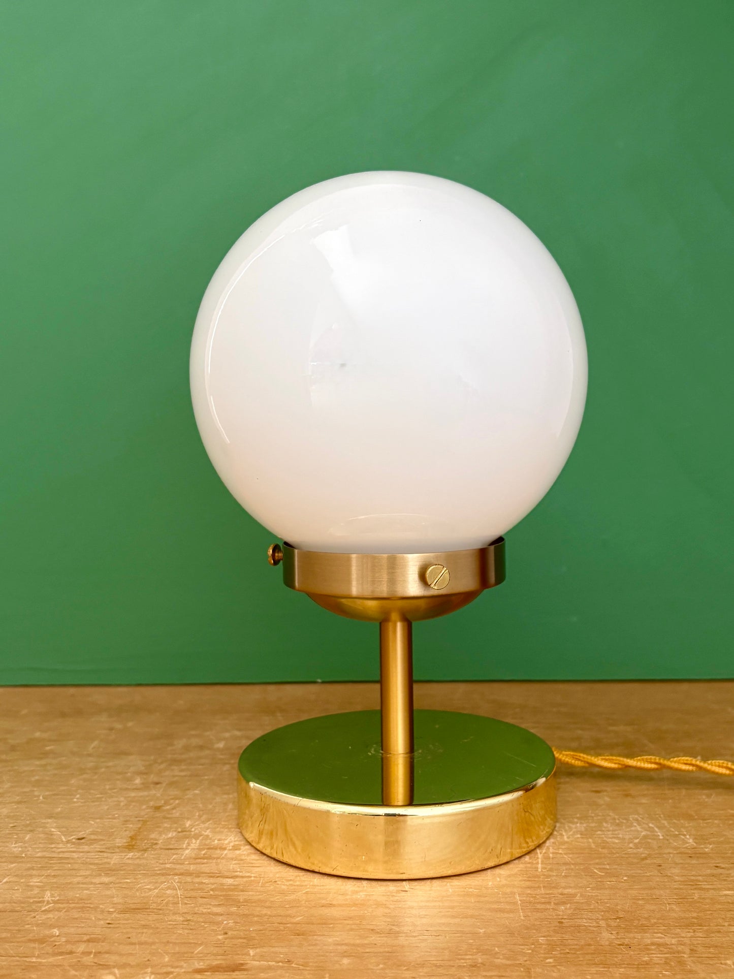Lampe à poser globe vintage en opaline blanche