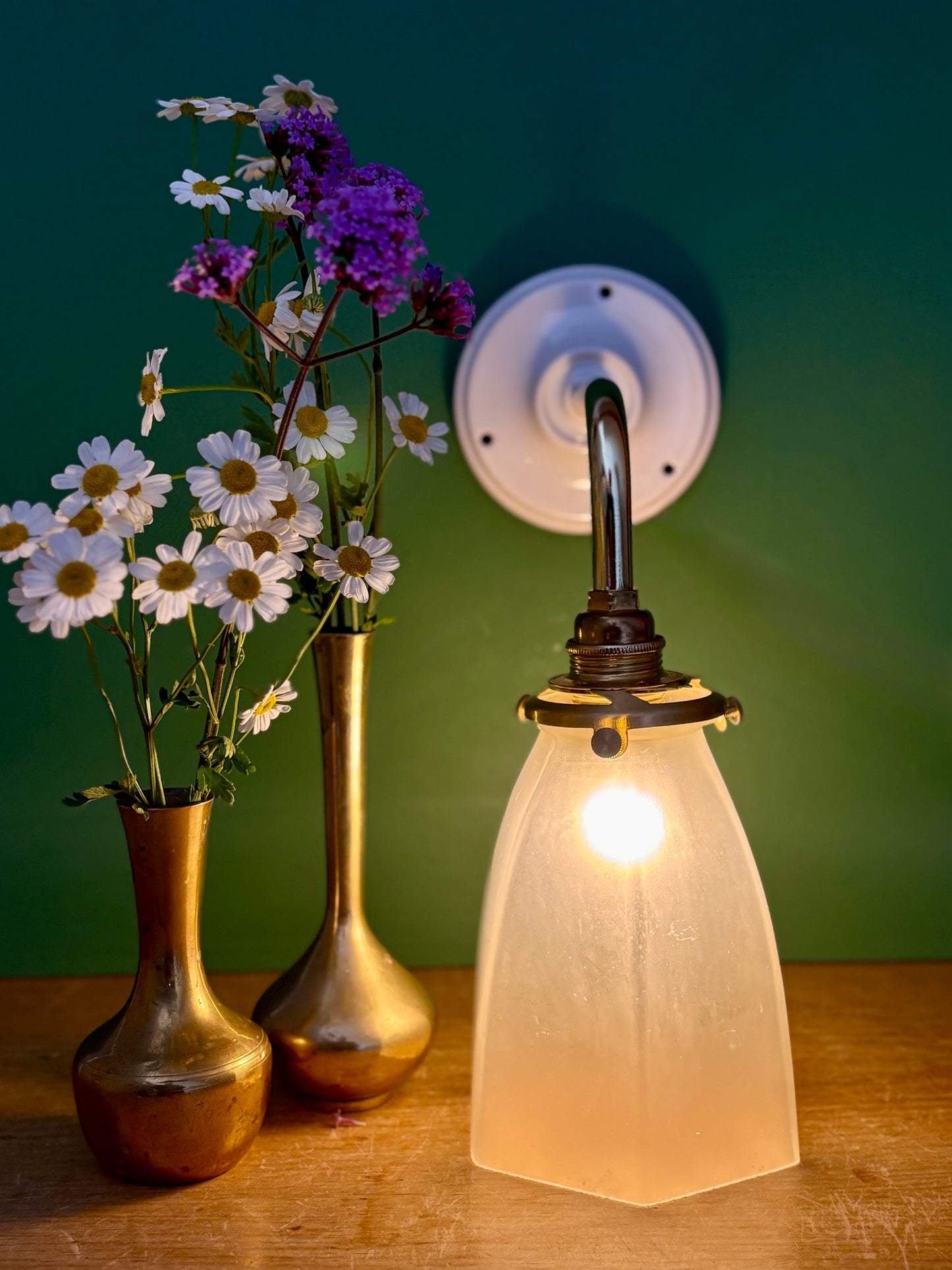 Applique coudée tulipe vintage en verre dépoli