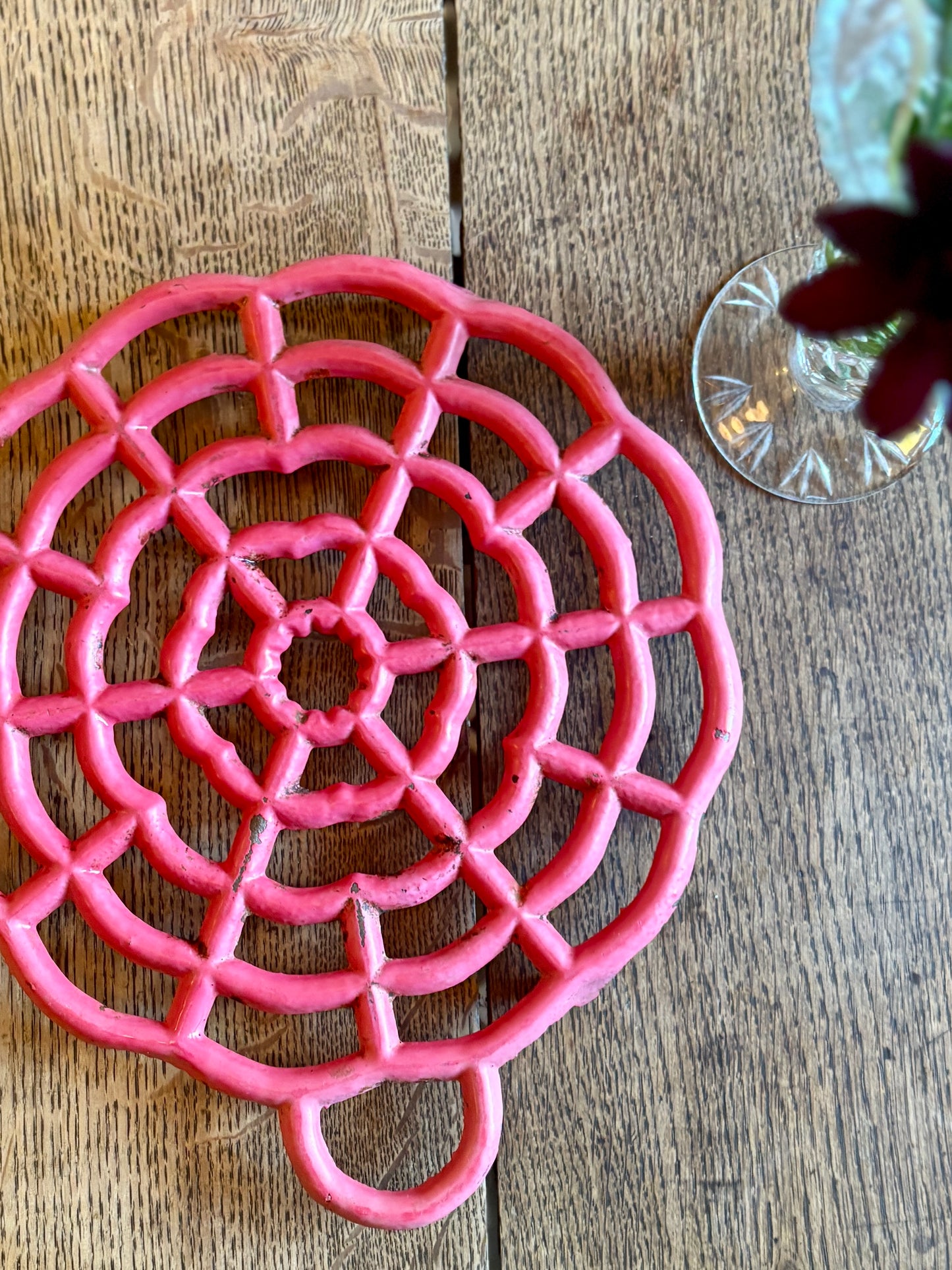 Dessous de plat vintage en fonte rose